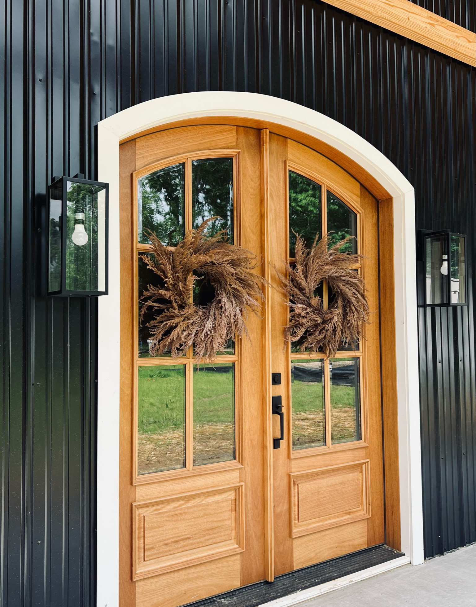 MEGA SALE EARLY RELEASE - 12 hours only so you betta runnnnn hunnay!!! Only $39 for this full size beautiful pampas wreath, lookin perfect on our barndo! 

#LTKSaleAlert #LTKHome #LTKSeasonal