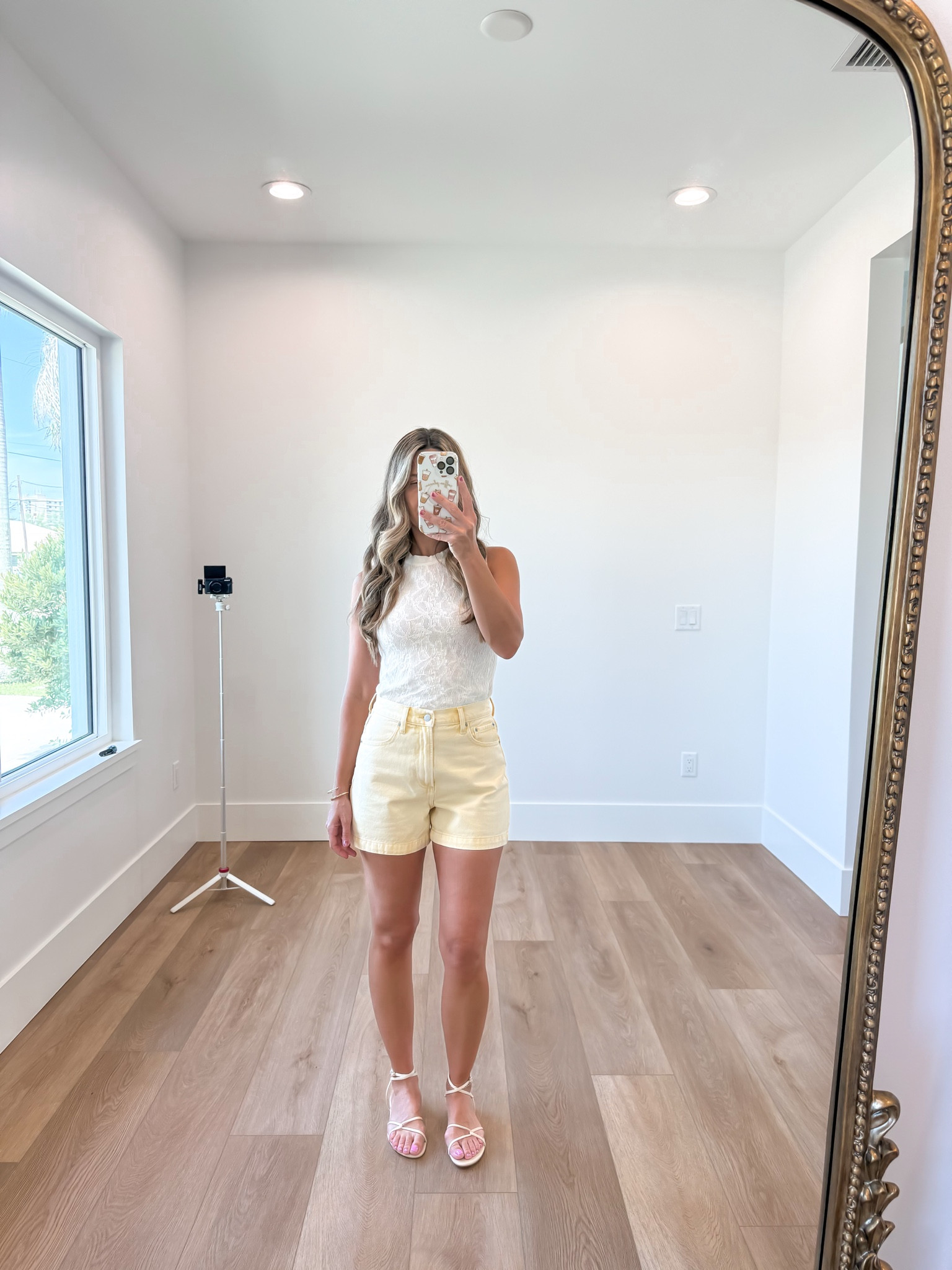 Styling my butter yellow denim shorts 
Size 26