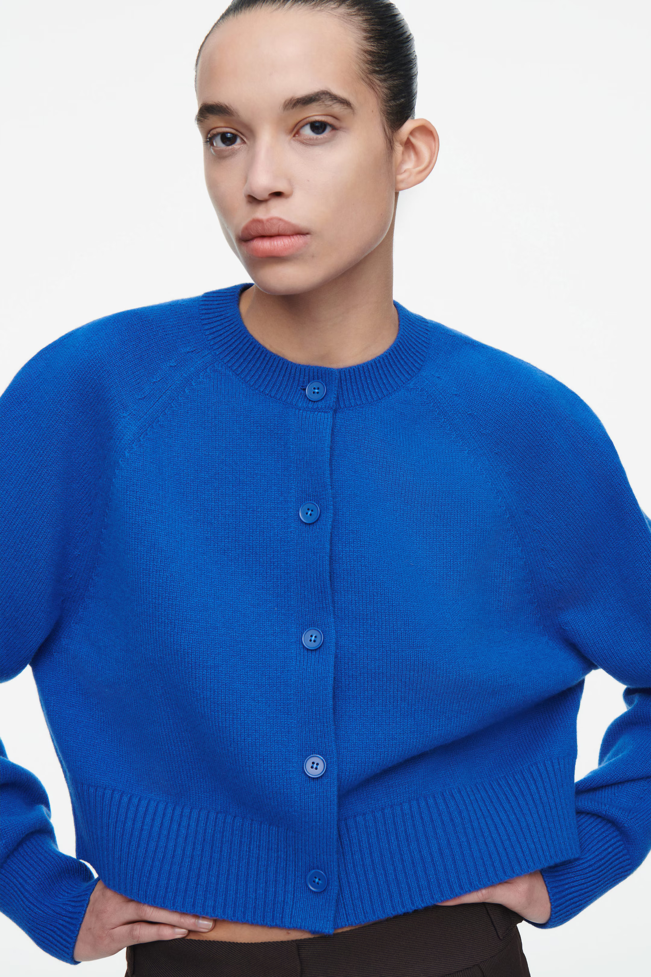 VERKÜRZTE STRICKJACKE AUS WOLLE - KOBALTBLAU | COS (EU)