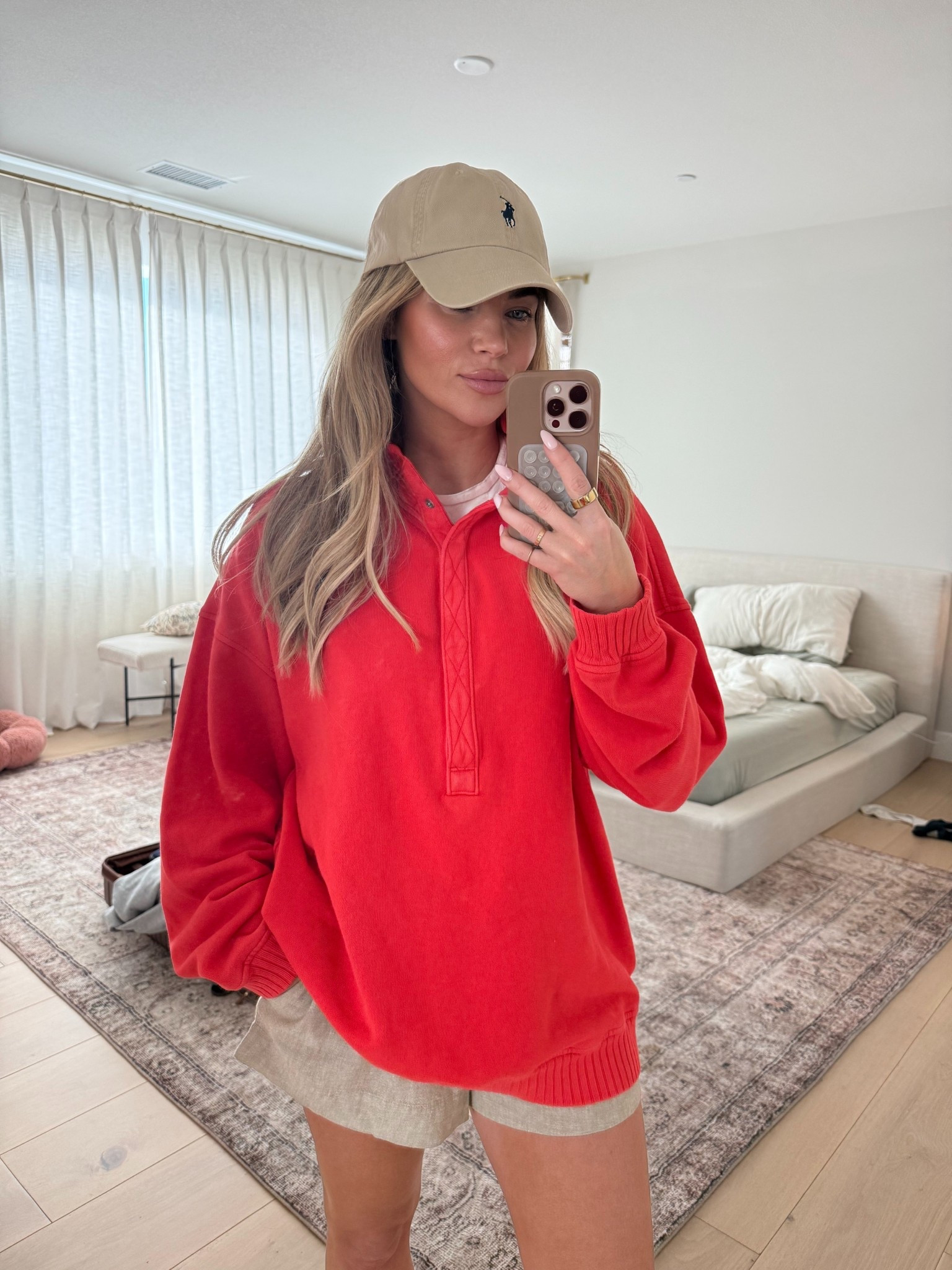 Softest sweatshirt everrr 
Runs big 