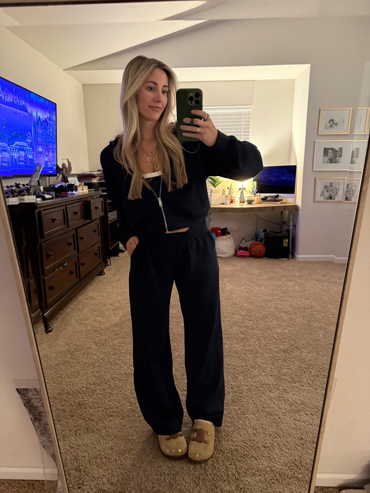 M in jacket 
Small in sweats 
Small in tank 
All from Abercrombie! 

#LTKFindsUnder100 #LTKFindsUnder50

#LTKActive