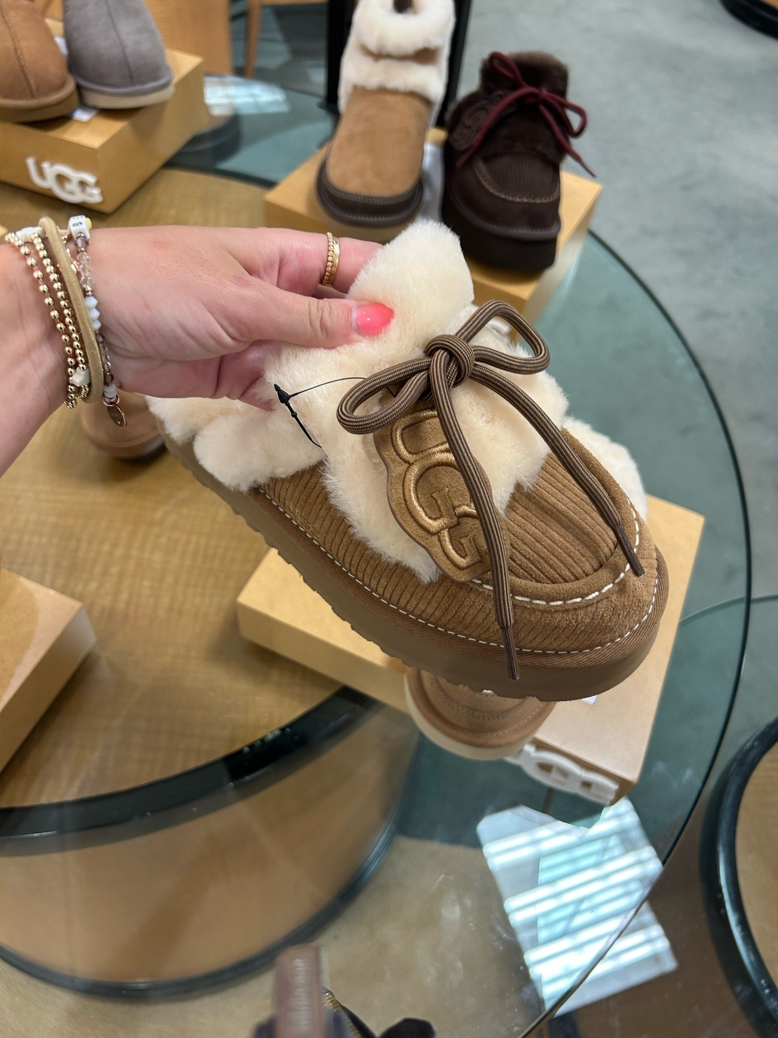 // Ugg slides // fall Uggs // cute shoes for fall // fall slides // slippers // UGG //

#LTKSeasonal