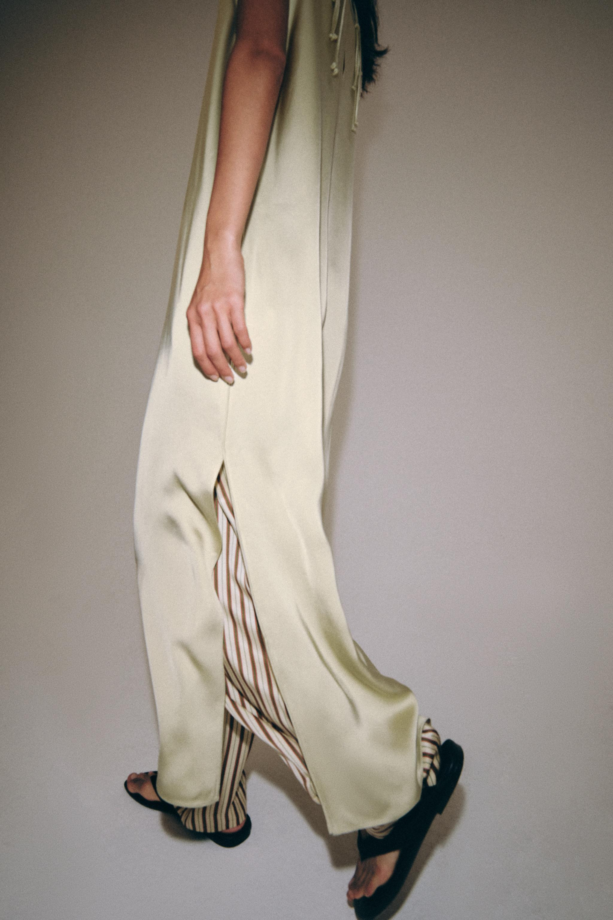 Model height: 178 cmZARA WOMAN COLLECTIONDress with main fabric made from viscose yarn. Featuring... | Zara UK
