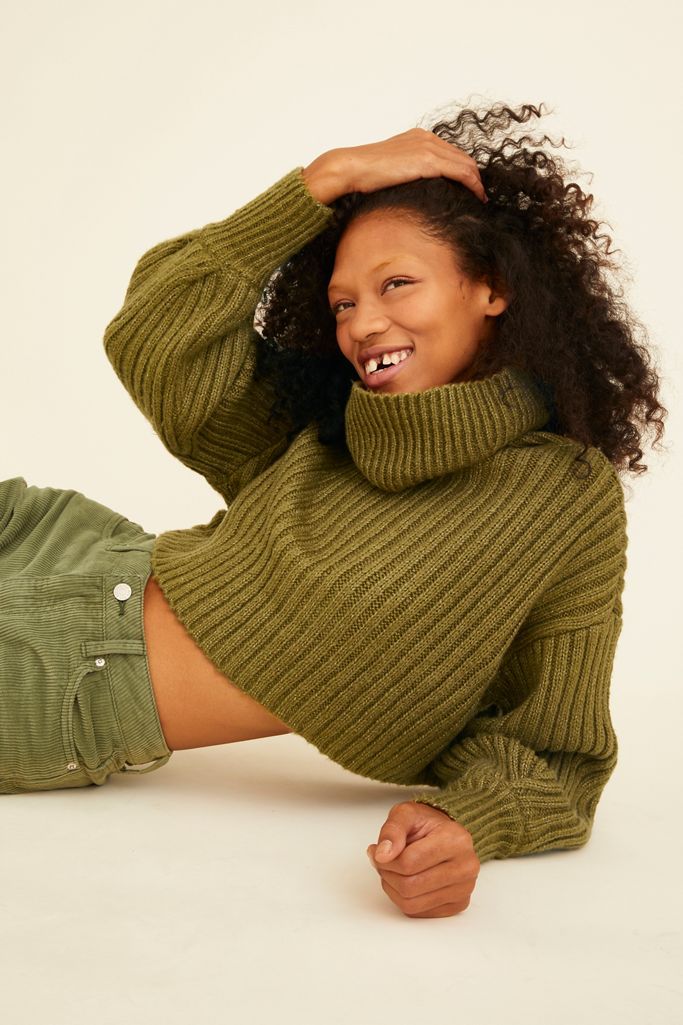 UO Mia Turtleneck Cropped Sweater | Urban Outfitters (US and RoW)