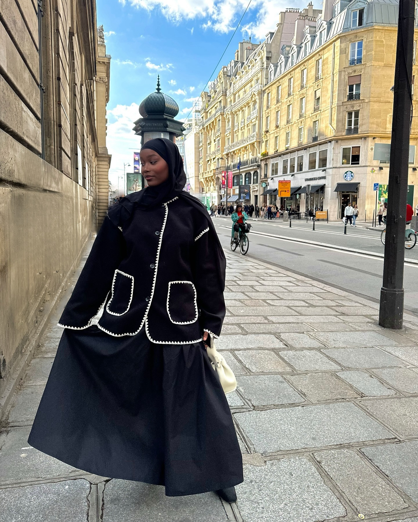 Je suis officiellement membre de la team ballerines 🤭 qui me rejoins ? 🥰

outfit :
@kellyobi.ny veste
@monki jupe
@hm ballerines
@polene_paris sac
@culturehijab foulard
(liens disponibles sur ma page LTK • lien en bio)

#modestoutfit #hijabistyle