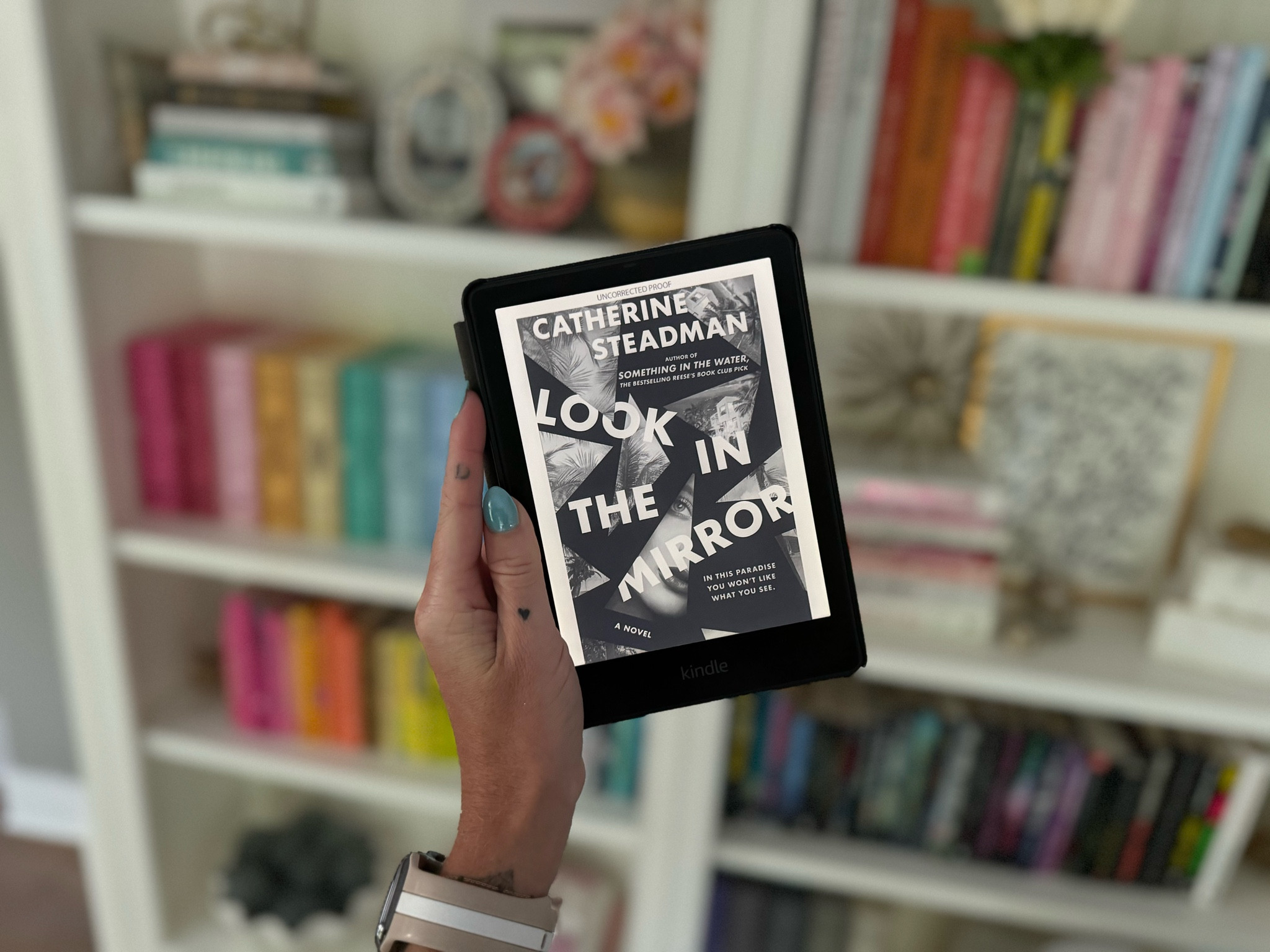 Look in the mirror by Catherine steadman thrilling novel to read before summer is over 
This twisty thriller will have you on the edge of your seat the whole time! Books to read on kindle 