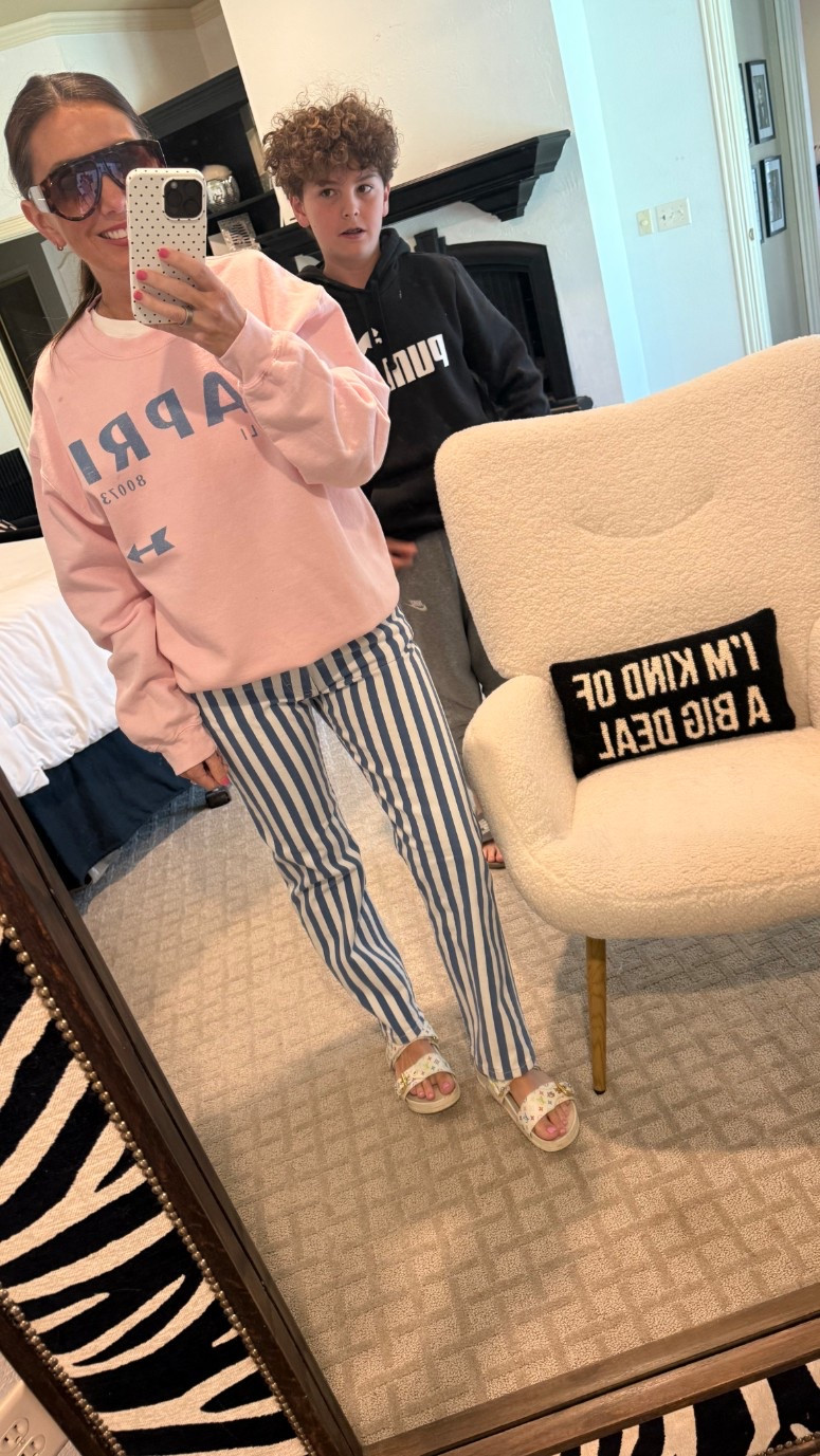 🩷💙🩷💙

Sweatshirt: small
Jeans: 25

Louis Vuitton sandals
Wrangler
Wrangler jeans
Graphic sweatshirt
Capri
Shield sunglasses
Casual outfit
Mom outfit
Spring outfit 

#LTKOver40 #LTKdayinmylife #LTKPetite