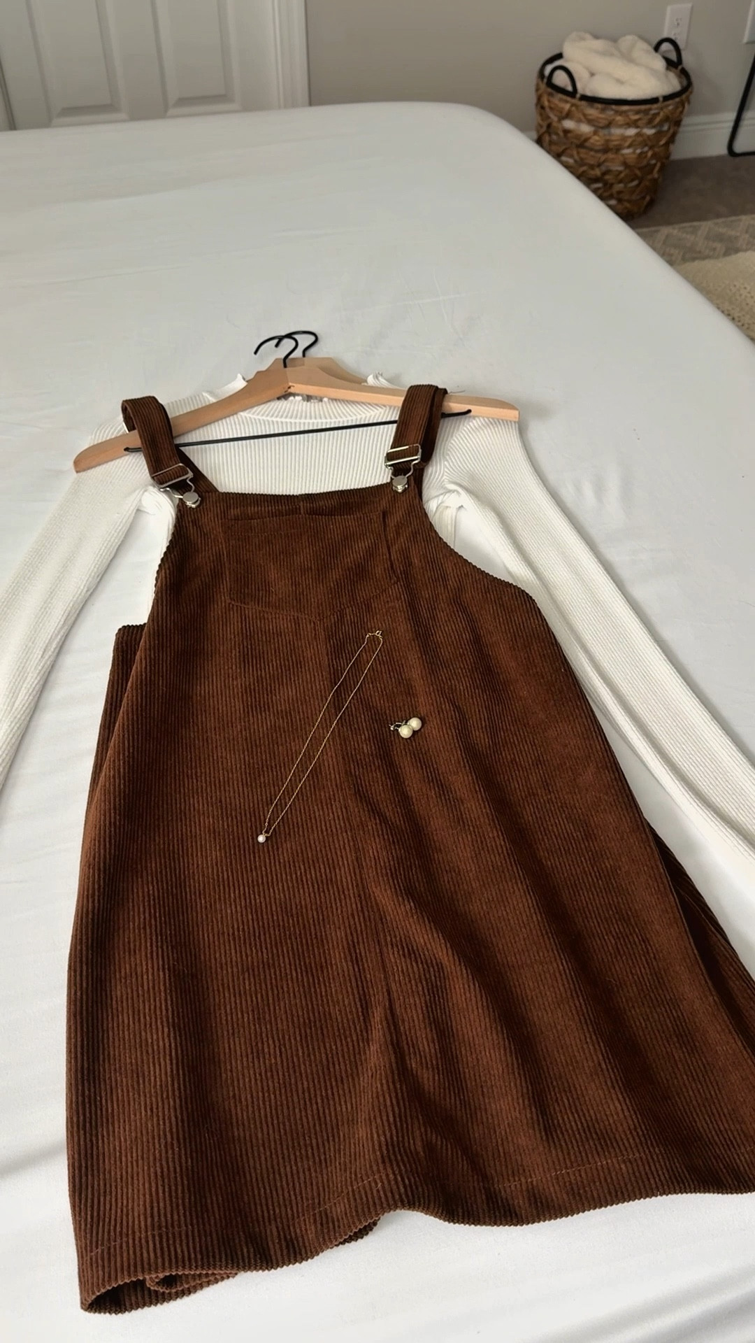 Soft layers, ribbed textures, and pearl jewelry ✨ fall made feminine and chic 🍁🤎

#FallFashion #CorduroyVibes #LayeringSeason #PearlAccents #AutumnStyle #CozyChic #OOTDFall #EffortlessOutfits

#LTKSeasonal #LTKSaleAlert #LTKU