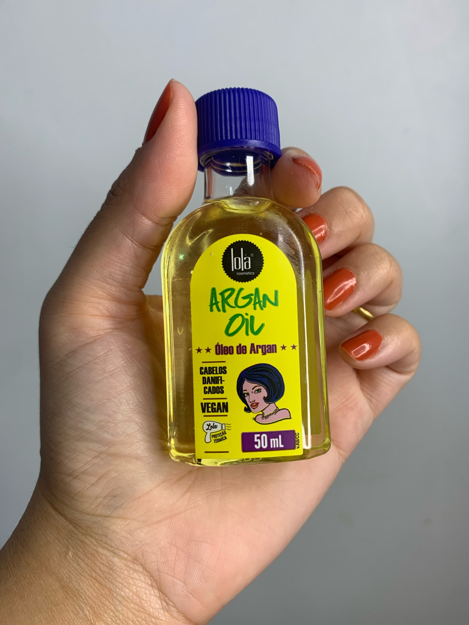 O Óleo de Argan Lola é um produto reparador de cabelos danificados, ajuda no controle ao frizz, diminui a eletriciade estática e da brilho aos fios. 
Ele é vegano e possui proteção térmica.
Eu gostei do cheiro e do brilho que ele dá aos fios.

#LTKBeautySale #LTKbeauty #LTKbrasil