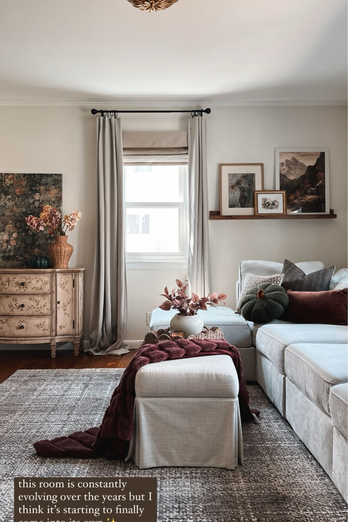 this room is constantly evolving over the years but I think it’s starting to finally come into its own ✨