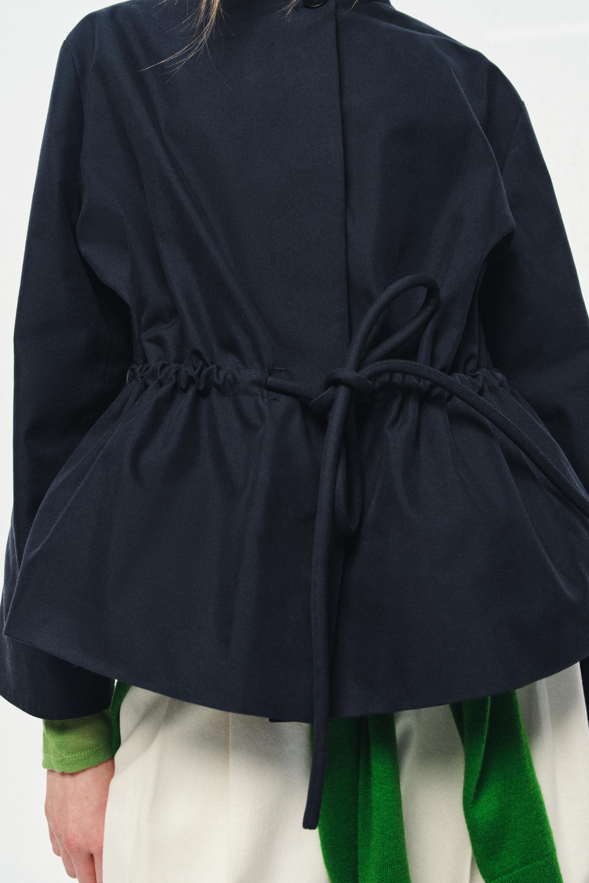 ZARA WOMAN COLLECTIONParka mit Reverskragen und langen Ärmeln mit Schlaufe. Verdeckte Nahttasche... | Zara DE