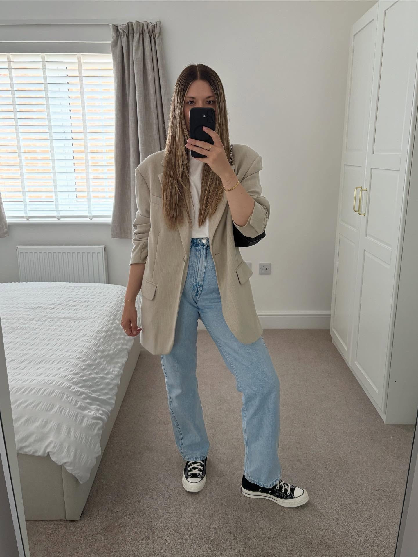 Weekend look 🤍

Oversized blazer, white T-shirt, straight leg jeans, converse and prada bag. 



#LTKstyletip #LTKuk #LTKautumn