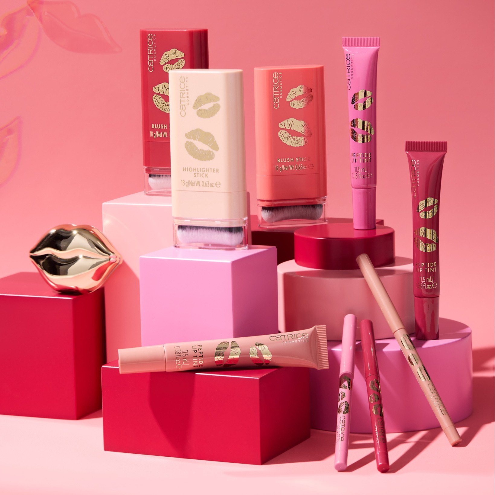 🌟CATRICE KISS & GLOW COLLECTION🌟

Texture lucide e finish brillanti nella nuova Collezione in Edizione Limitata di @catrice.cosmetics.italia per questo San Valentino 2025. 

Le tonalità principali della collezione sono il rosa, il berry e le delicate nuance dell’oro, che si rivelano dei veri alleati per questa stagione. 

La collezione comprende al suo interno:
- KISS & GLOW BLUSH STICK (in 2 colorazioni una pescata e una rossa berry);
- KISS & GLOW PEPTIDE TINTA LABBRA (in 3 colorazioni una rosa, un nude e una berry);
- KISS & GLOW SHIMMER BALSAMO LABBRA;
- KISS & GLOW PLUMPING MATITA LABBRA (in  3 colorazioni una rosa, un nude e una berry);
- KISS & GLOW ILLUMINANTE STICK. 

Che ne pensate? Vi piace questa collezione?
#catrice #catricecosmetics #catricecosmeticsitalia #sanvalentino #sanvalentino2025 #catricekissandglowcollection #catricelimitededition

