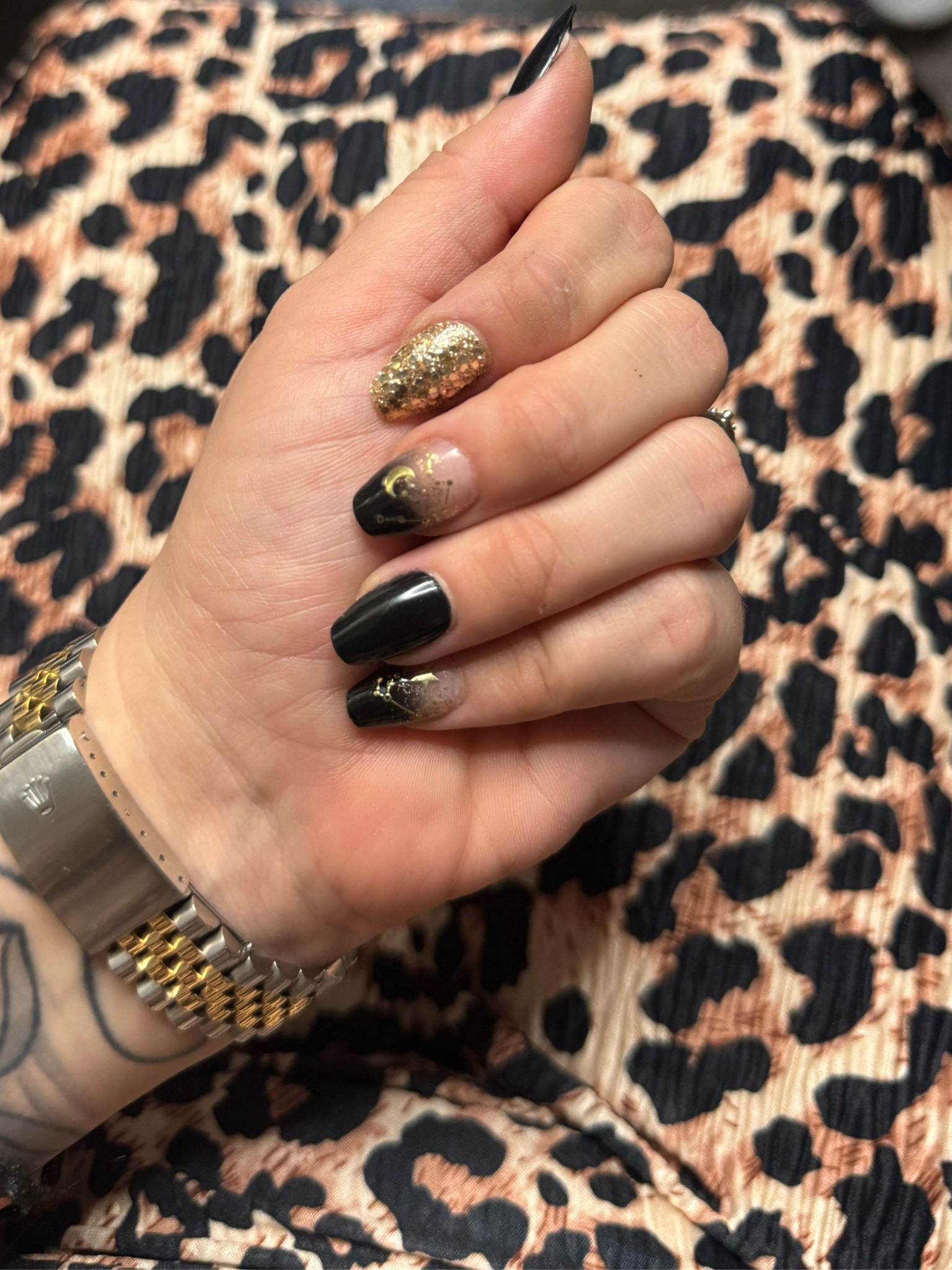 Press on nails
Black and gold
Moon and stars