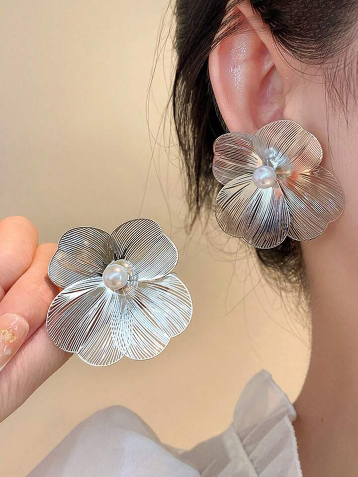 1pair Luxury Exaggerated Metallic Hollow Out Flower Design Imitation Faux Pearl Decor Earrings Fo... | SHEIN