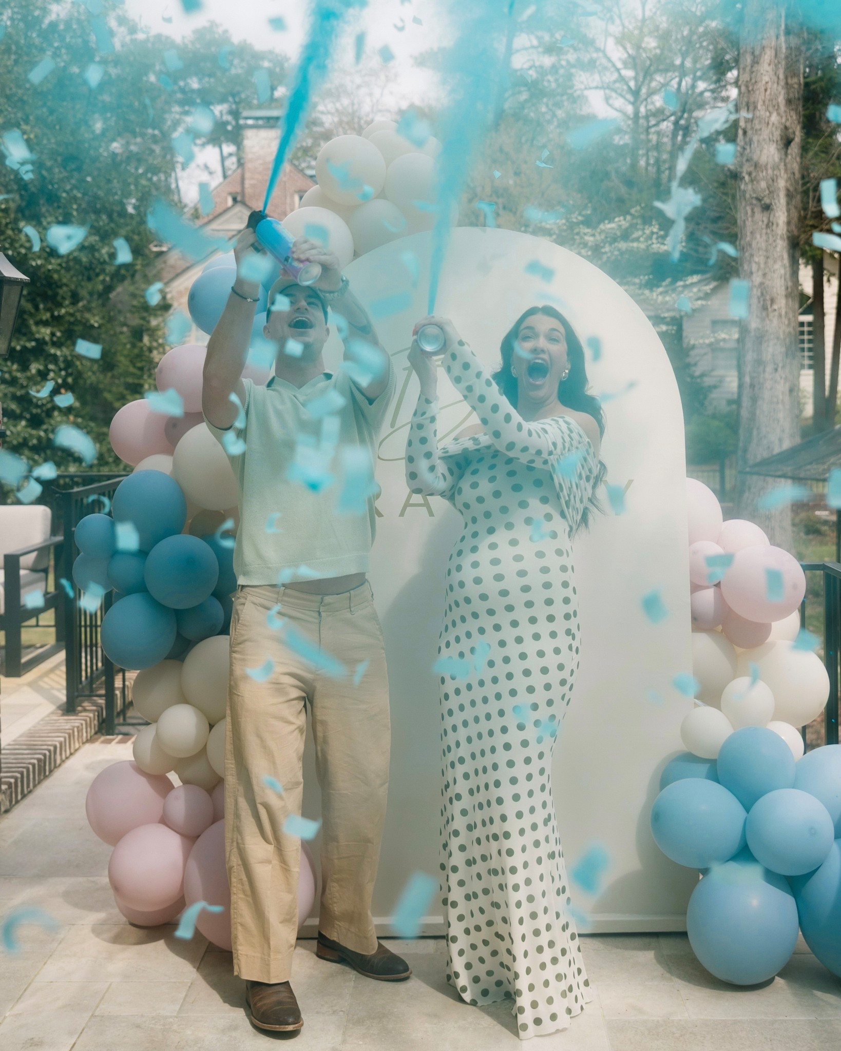 Smoke and confetti poppers