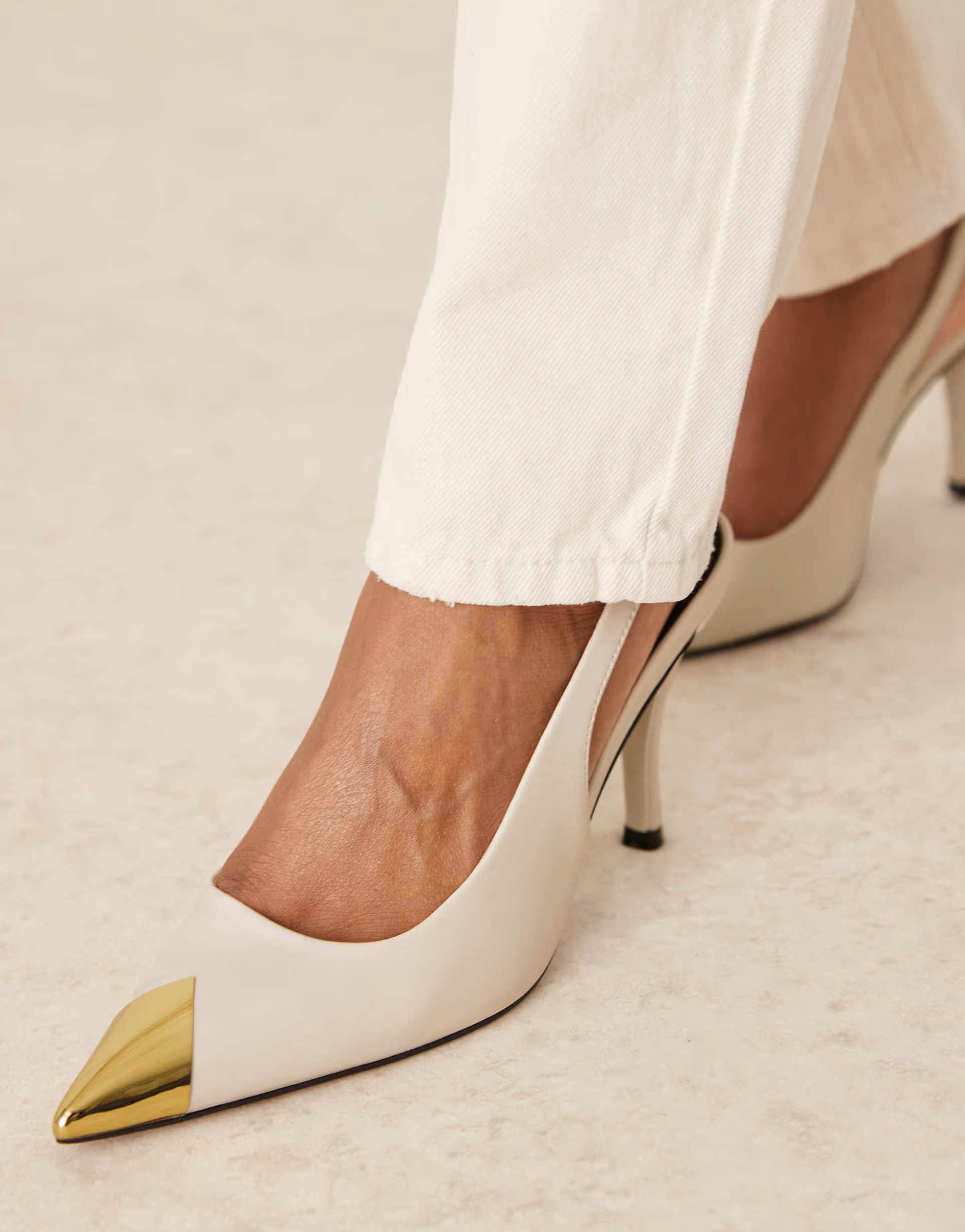 ASOS DESIGN – Scandal – Mittelhohe Absatzschuhe in Wollweiß mit Fersenriemchem und Zehenkapp... | ASOS (Global)