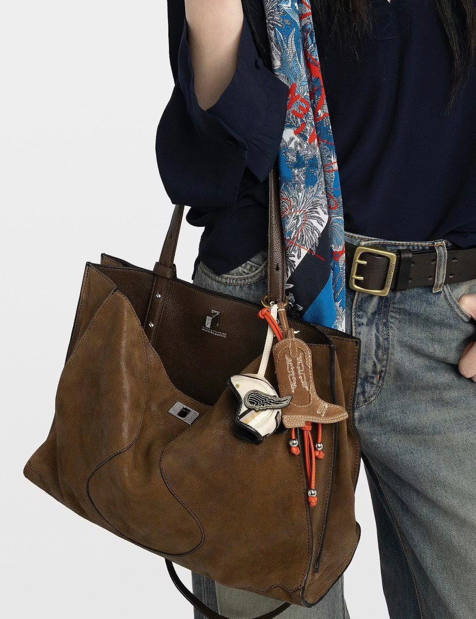 Zadig & Voltaire Sac Jack


#LTKSeasonal #LTKWorkwear #LTKTravel