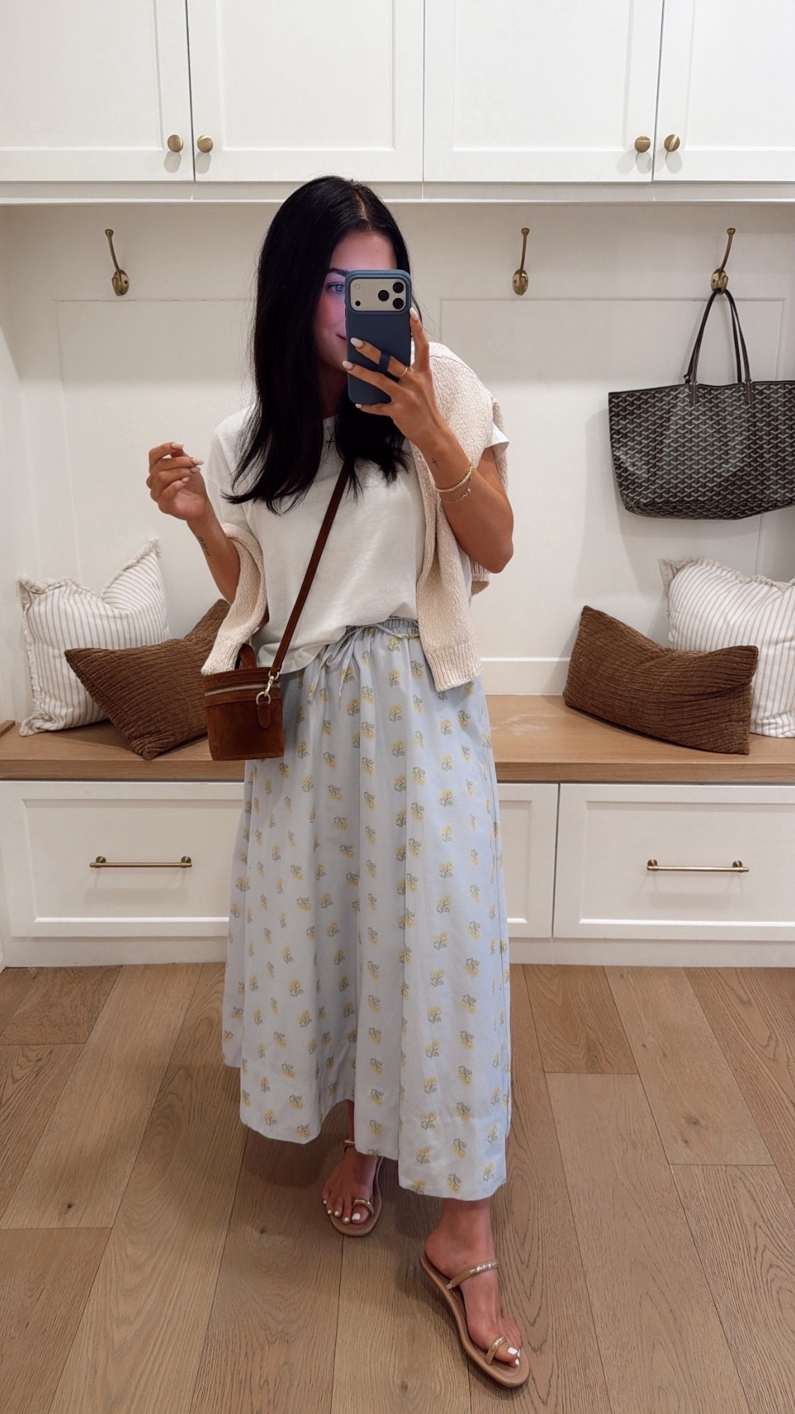 LOVE this outfit — definitely will be one of my go-tos this summer



Summer outfits, maxi skirt, tee, coach bag, crossbody, suede, Katy roach, livingmybeststyle

#LTKootd #LTKSeasonal #LTKdayinmylife