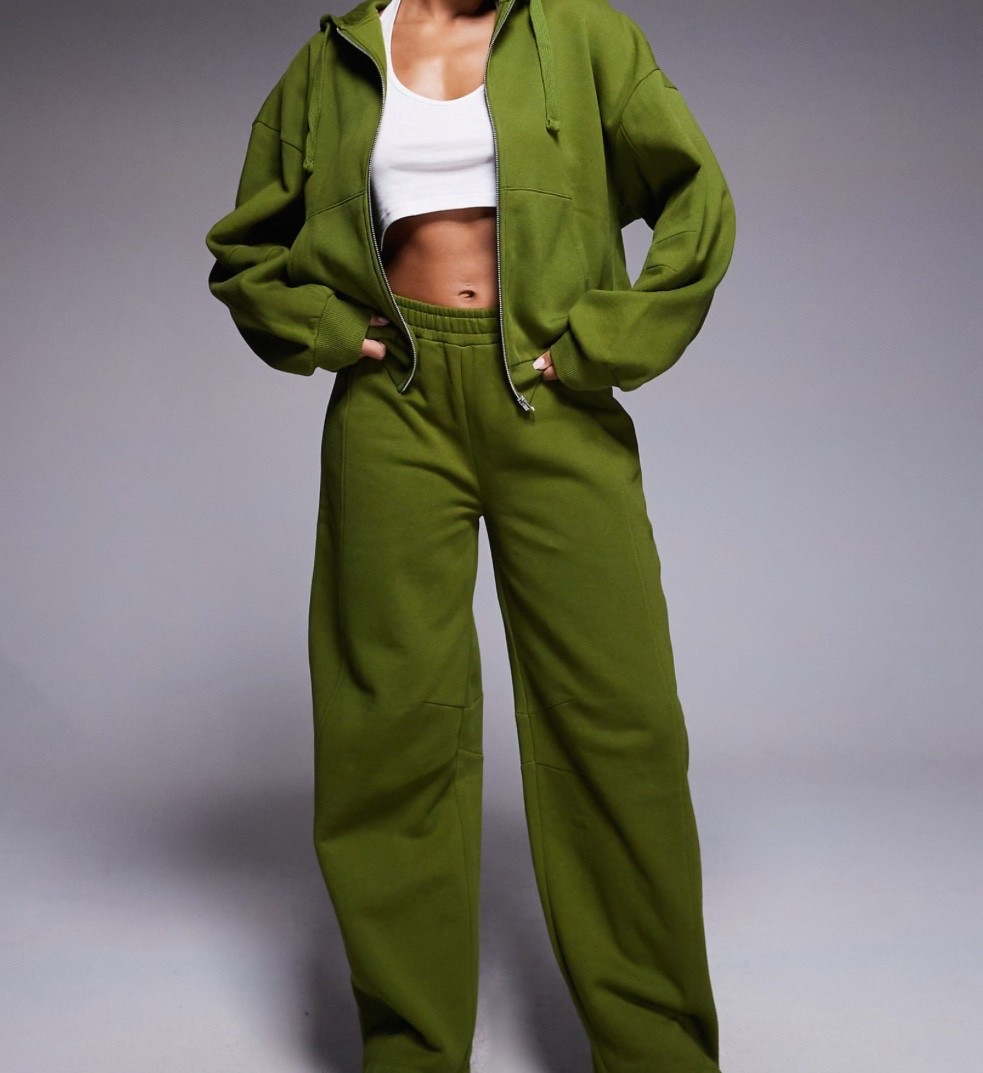 This green color is gorgeous! As a set it can be worn so many ways and super easy to throw on for everyday wear! 🥝