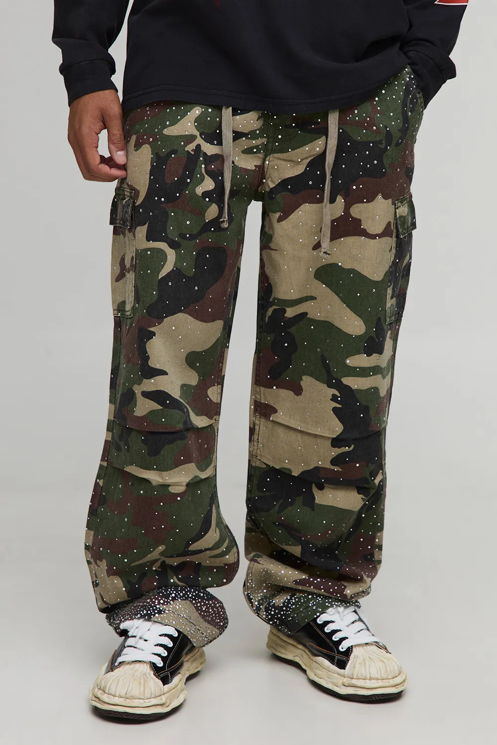 Relaxed Cluster Rhinestone Camo Cargo Trousers | boohooMAN (DE, IE & UK)