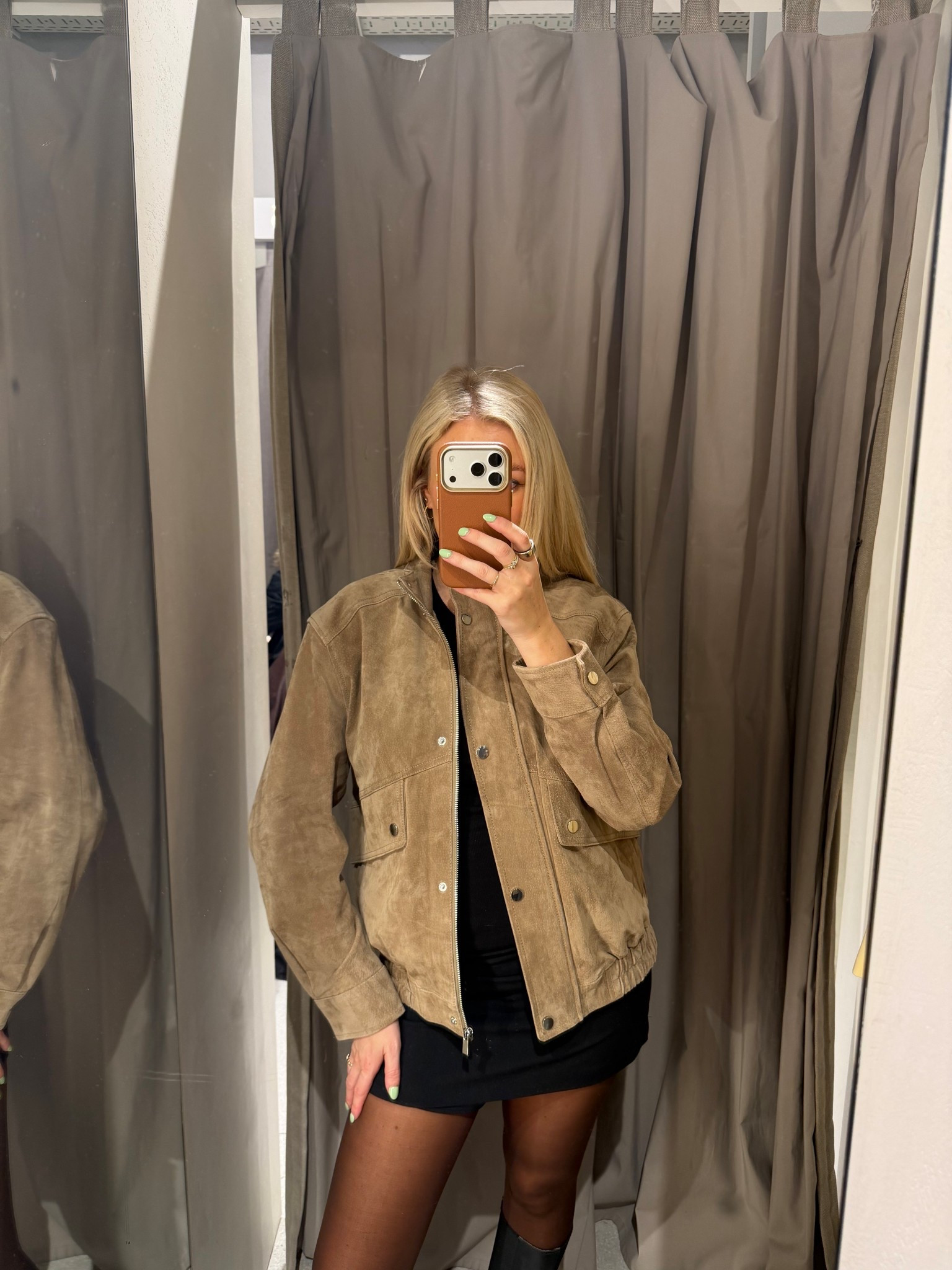 This jacket 😍😍😍 this is a small but I may get a medium! 

Suede jacket, Zara new in, Zara jacket 
