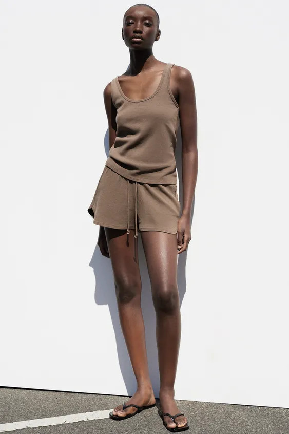 Mid-rise shorts with adjustable drawstring waist. Side slit hem. | Zara US