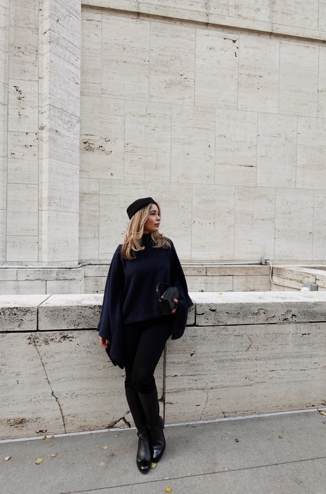Here’s today’s cozy look! I’m officially obsessed with capes — they’re chic, effortless, and perfect for this weather. Comment “CAPES "to shop my favorites!
