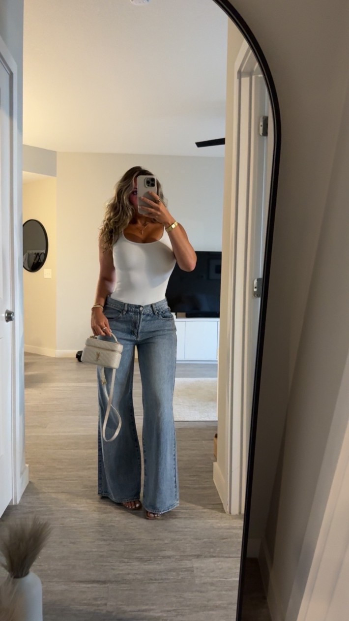 ootn 🍸 jeans are size 26 | top is small! the jeans are baggy low rise so they run a bit loose for sizing reference! 