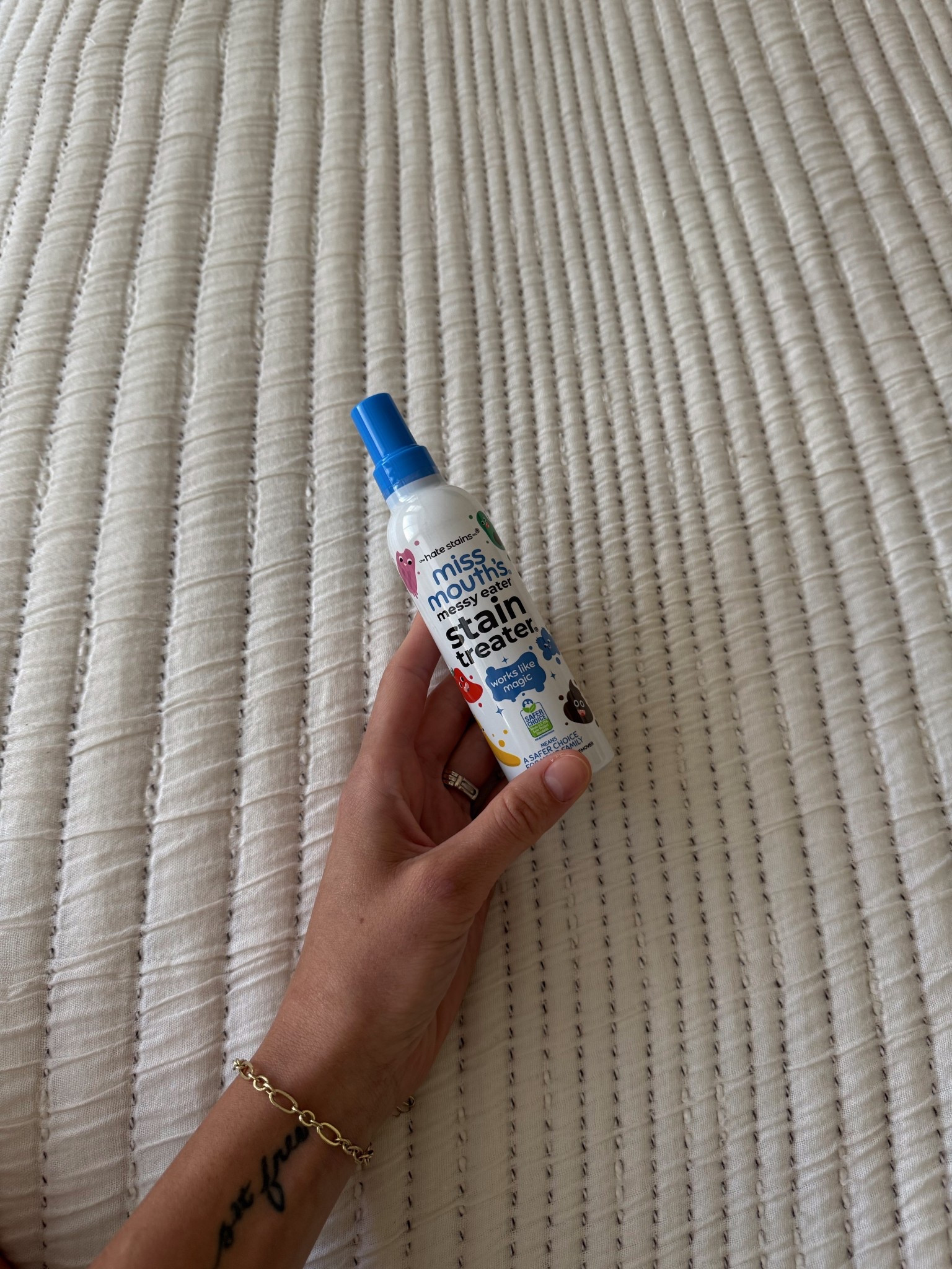 THE stain treater 🙌 Takes out stains in seconds 😮 I use this on our whole family’s clothes! 