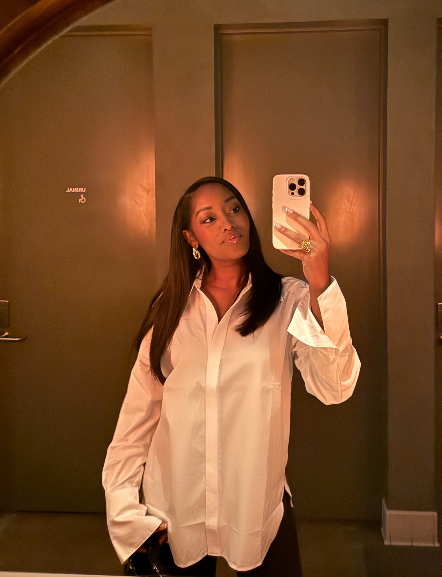 can never go wrong with an oversized blouse 💅🏾