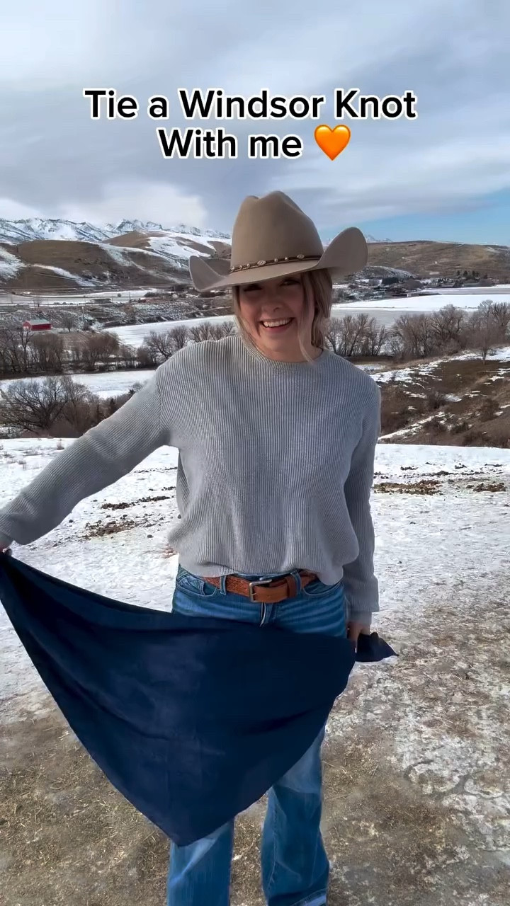 The Windsor Knot! Just like tying a tie. Have you tried this one before?

#wildrags #cowgirlstyle #westernfashion #styletips