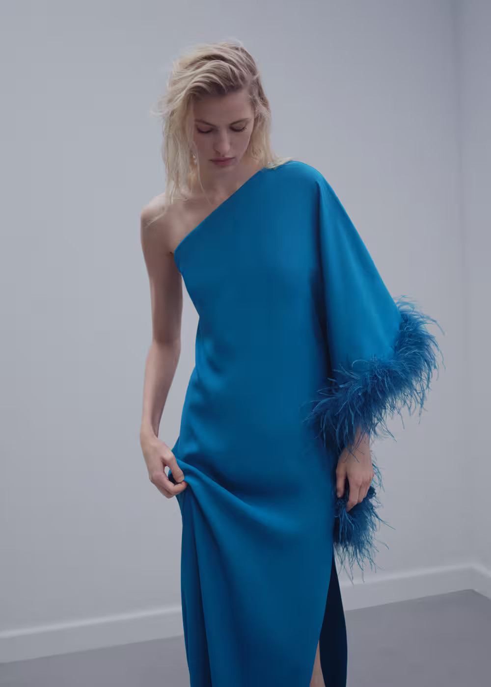 Asymmetrical satin dress with feather detail | MANGO (UK)