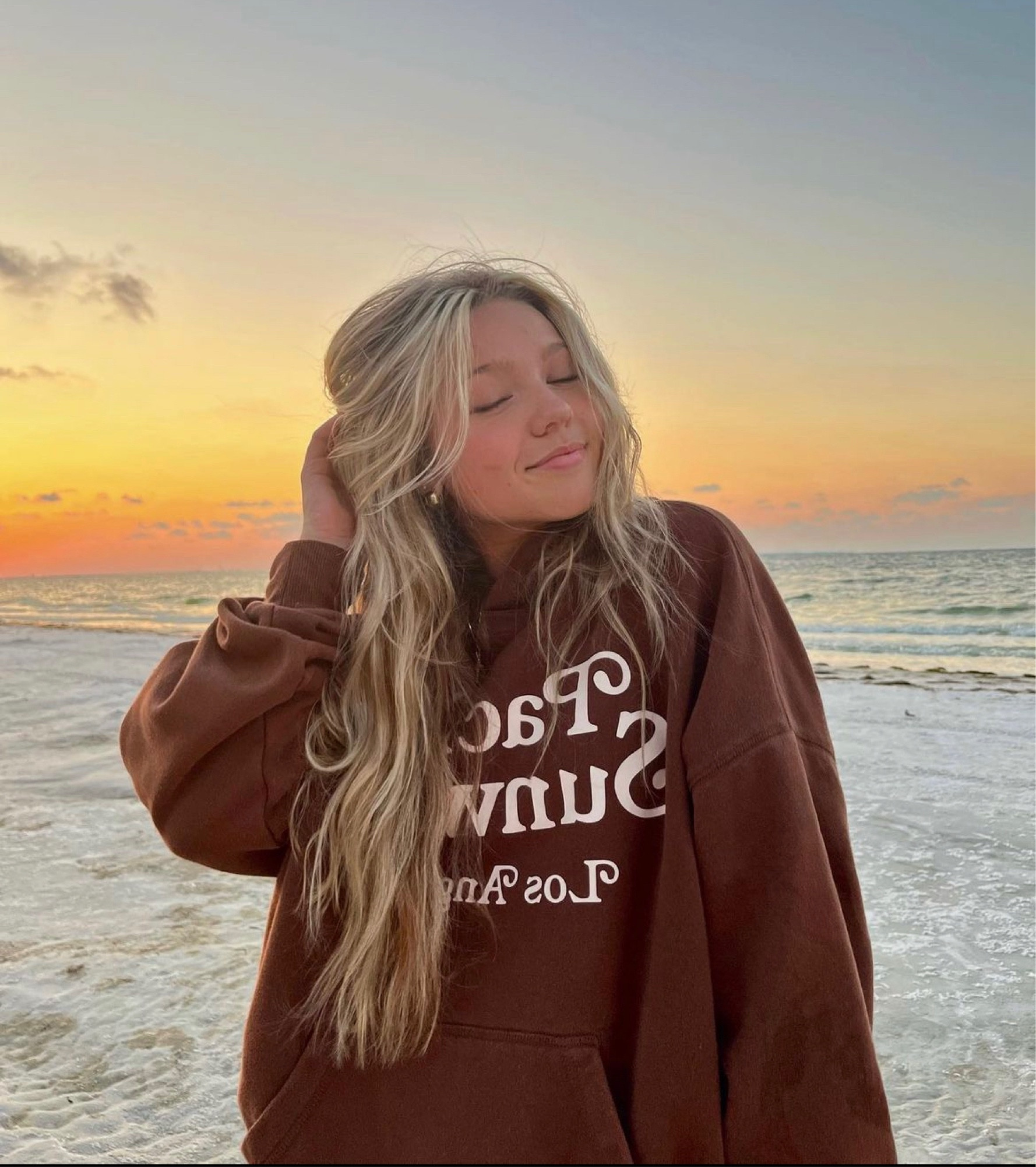 not the same sweatshirt😩 but close!!

#LTKfindsunder100 #LTKSeasonal #LTKstyletip