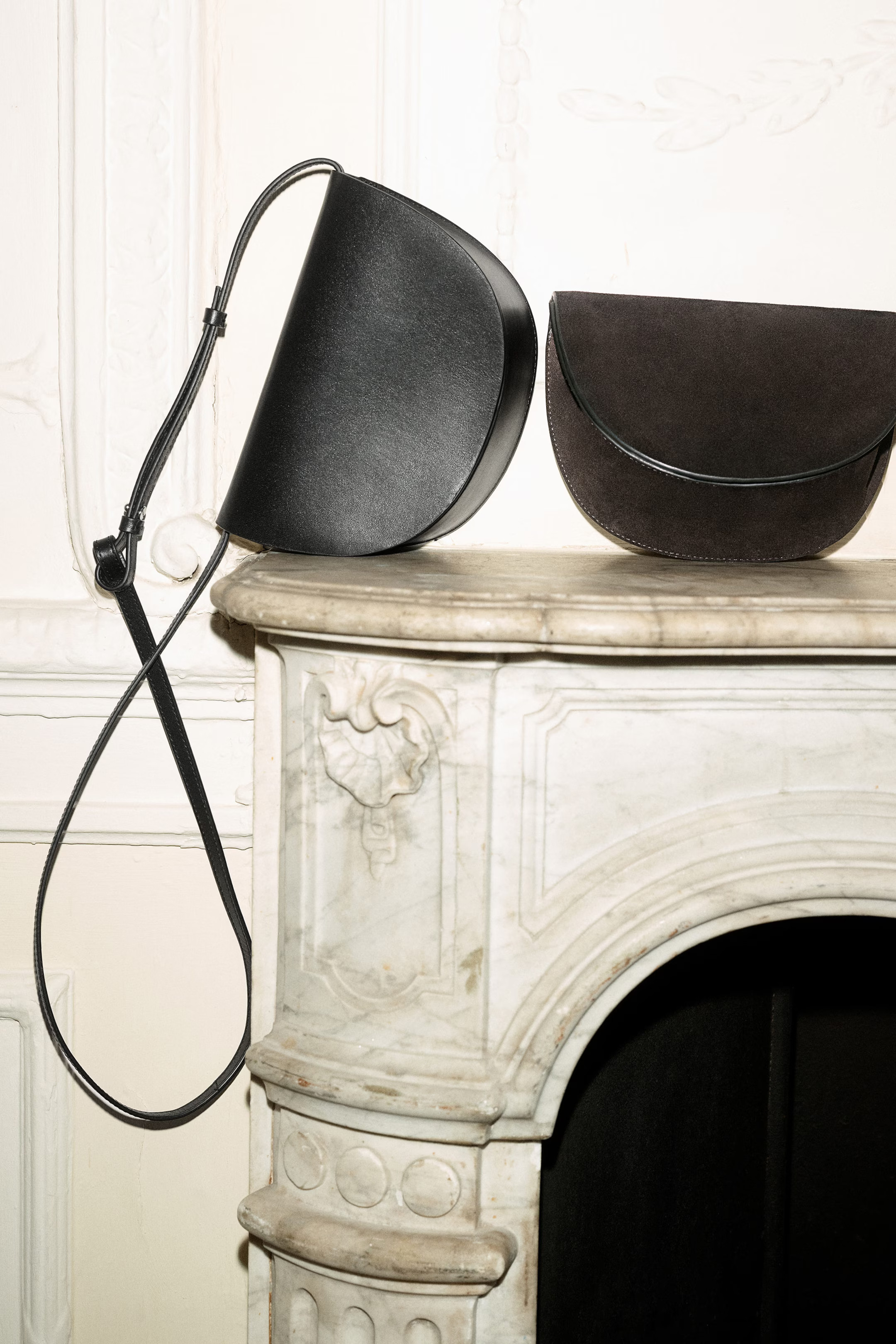 CURVED CROSSBODY BAG - LEATHER - BLACK | COS | COS (EU)
