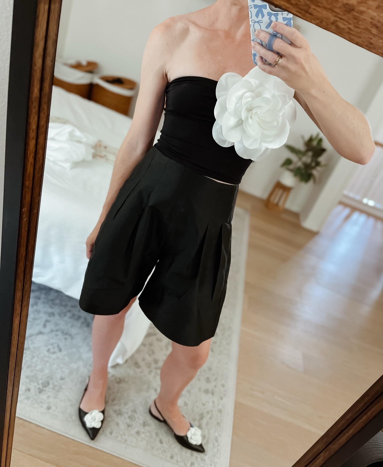 Black and white is my new obsession! As are these shorts. I can’t stop wearing them! Today’s OOTD 🖤🤍

Top is TTS, wearing a small
Shorts run TTS, wearing a 1
Flats are old Paola Linea.

#LTKootd #LTKgrwm #LTKmomlife