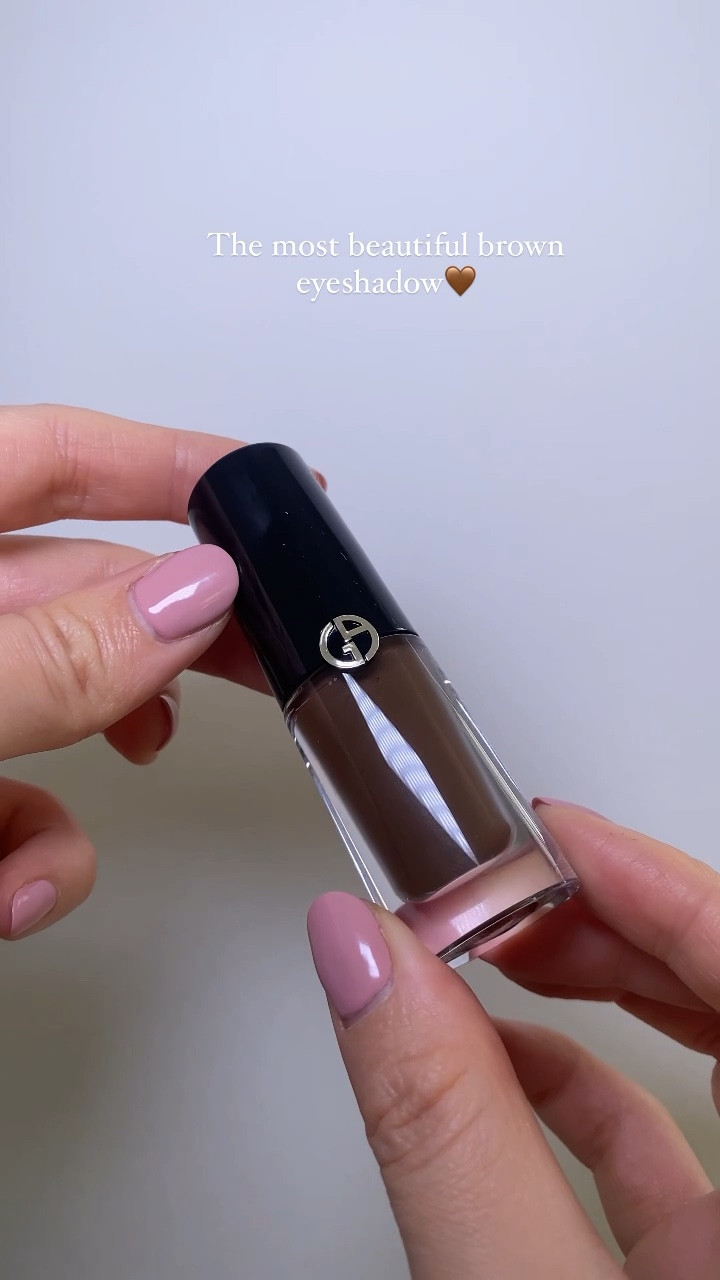 This is THE most beautiful shade of brown🤎 it’s so easy to apply and blend, smoky eyes in seconds🫶🏼

#LTKparties #LTKHoliday #LTKbeauty