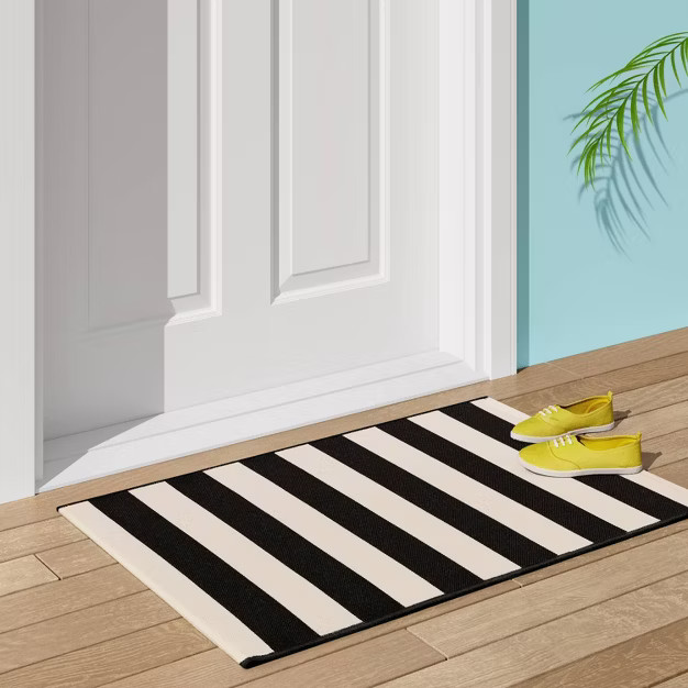 2'x3' Indoor/Outdoor Reversible Scatter Black - Sun Squad™ | Target