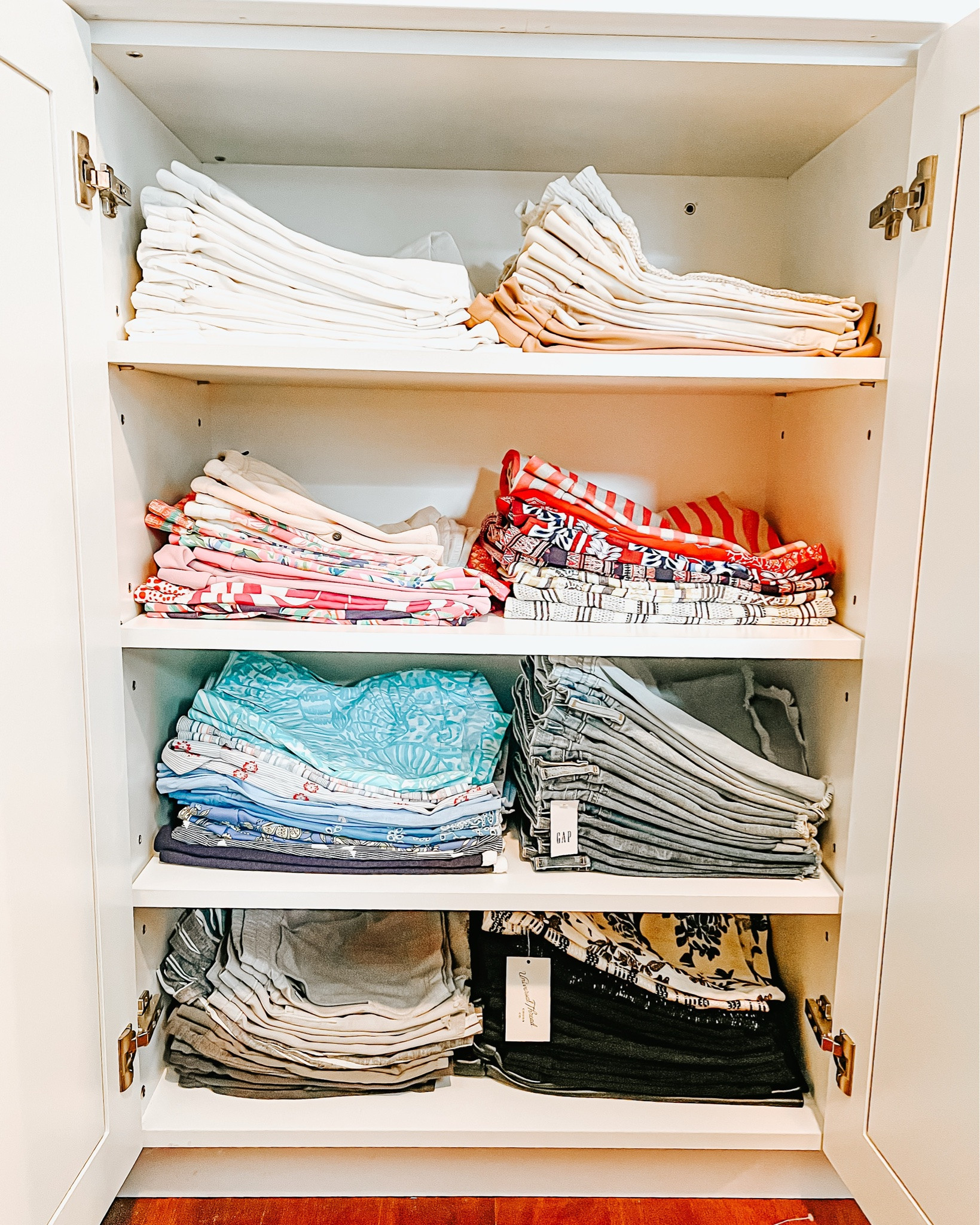 POV: You’re getting ready for the beach in under 2 minutes. 🌊☀️

#organizedbyjm #closetorganizing #closet #closetgoals #organizingideas