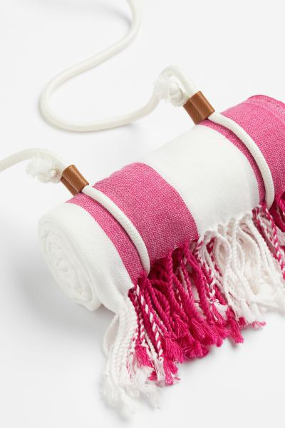 Beach Towel with Carry Strap | H&M (US + CA)