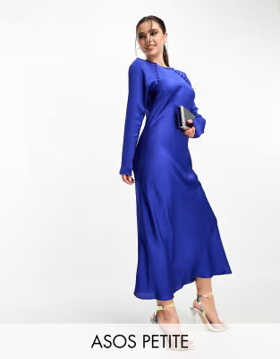 ASOS DESIGN Petite – Asymmetrisches Satin-Maxikleid in Kobaltblau mit Knopfdetail | ASOS (Global)