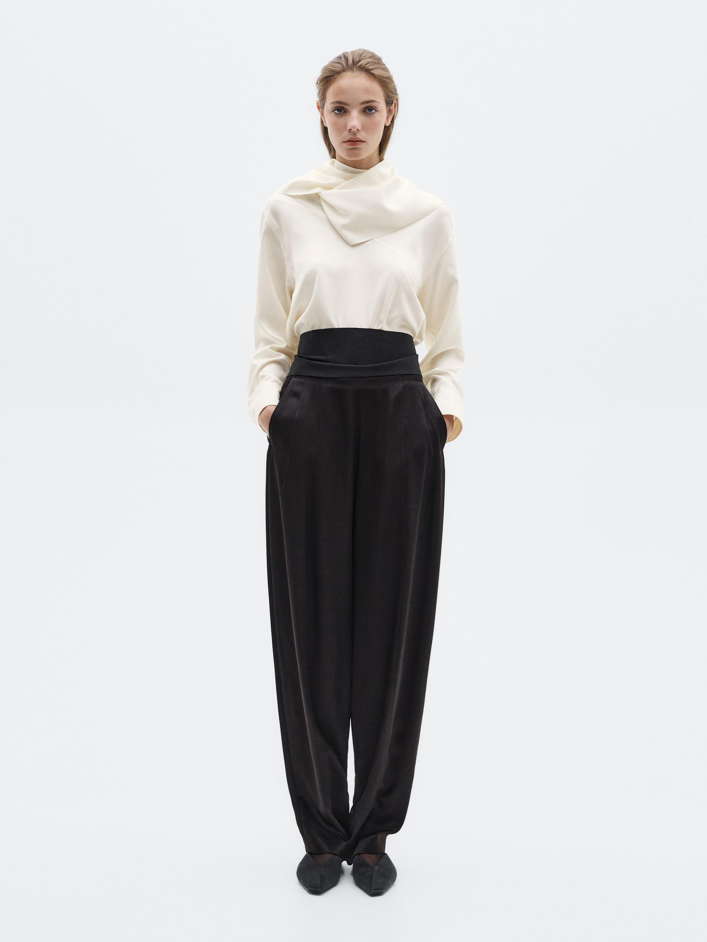 Blouse made from silk blend fabric. Lange Ärmel mit geknöpften Bündchen. V-Ausschnitt . Kragen... | Massimo Dutti DE