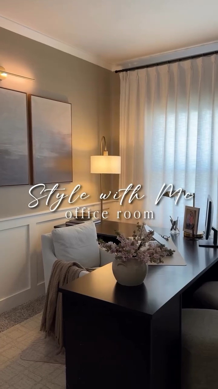 A soft spring refresh in my office 🌸🌿
Adding a new cozy desk chair to complete the refresh look. 
My new pleated curtains just elevated the room feeling and with just the lamps on, the whole space feels calm, warm, and incredibly cozy 😮‍💨

Finished it off with an olive tree for that empty corner and a subtle floral touch to welcome the season… simple, fresh, and just enough 🤎🌿
 .
.
.
.
.
.
.
#homedesign #homestyling #springstyle #homedecoration #twopagescurtains