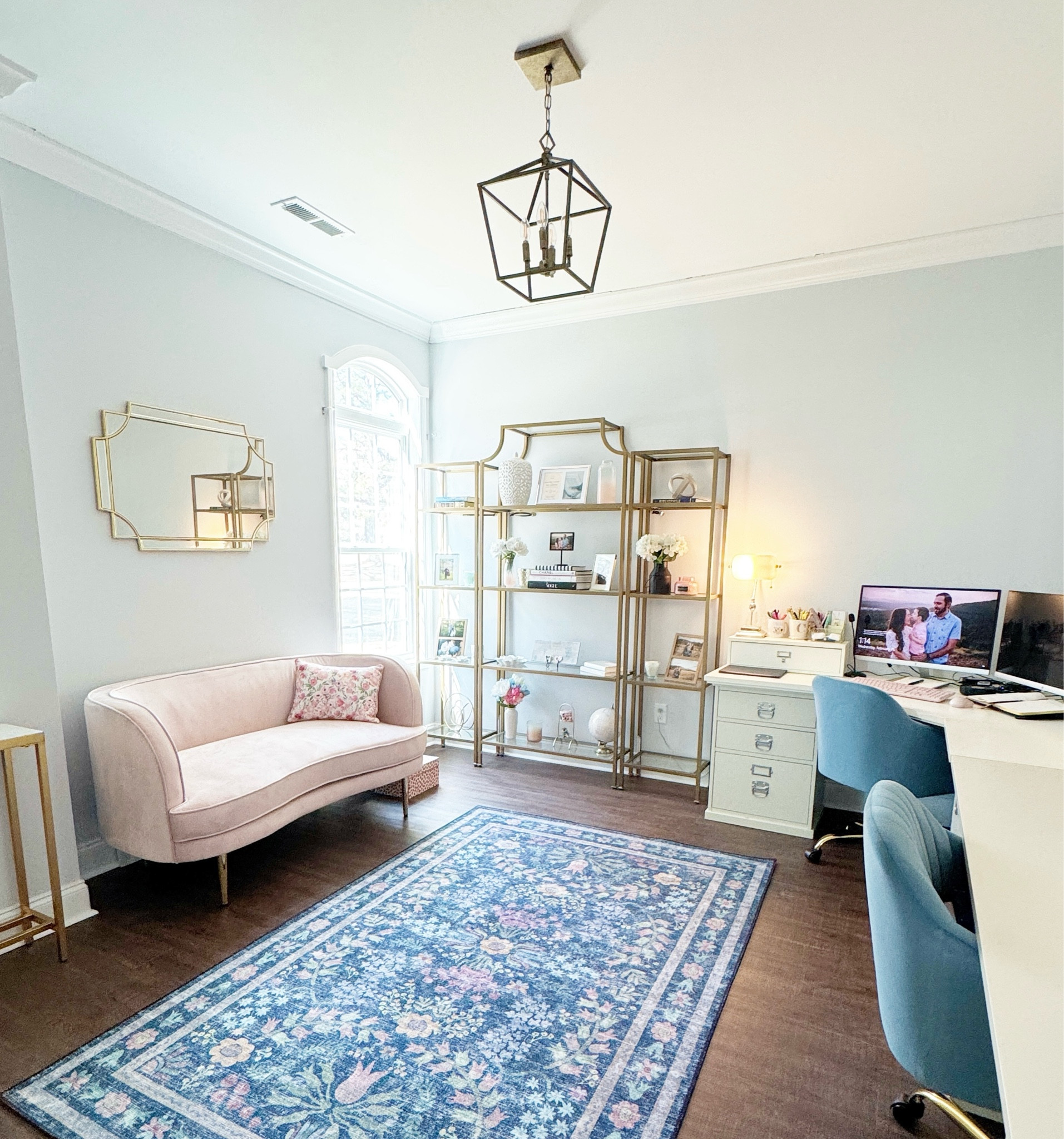 I revamped my home office a bit with a new rug and new desk chairs. I love the afternoon light in this room ☀️