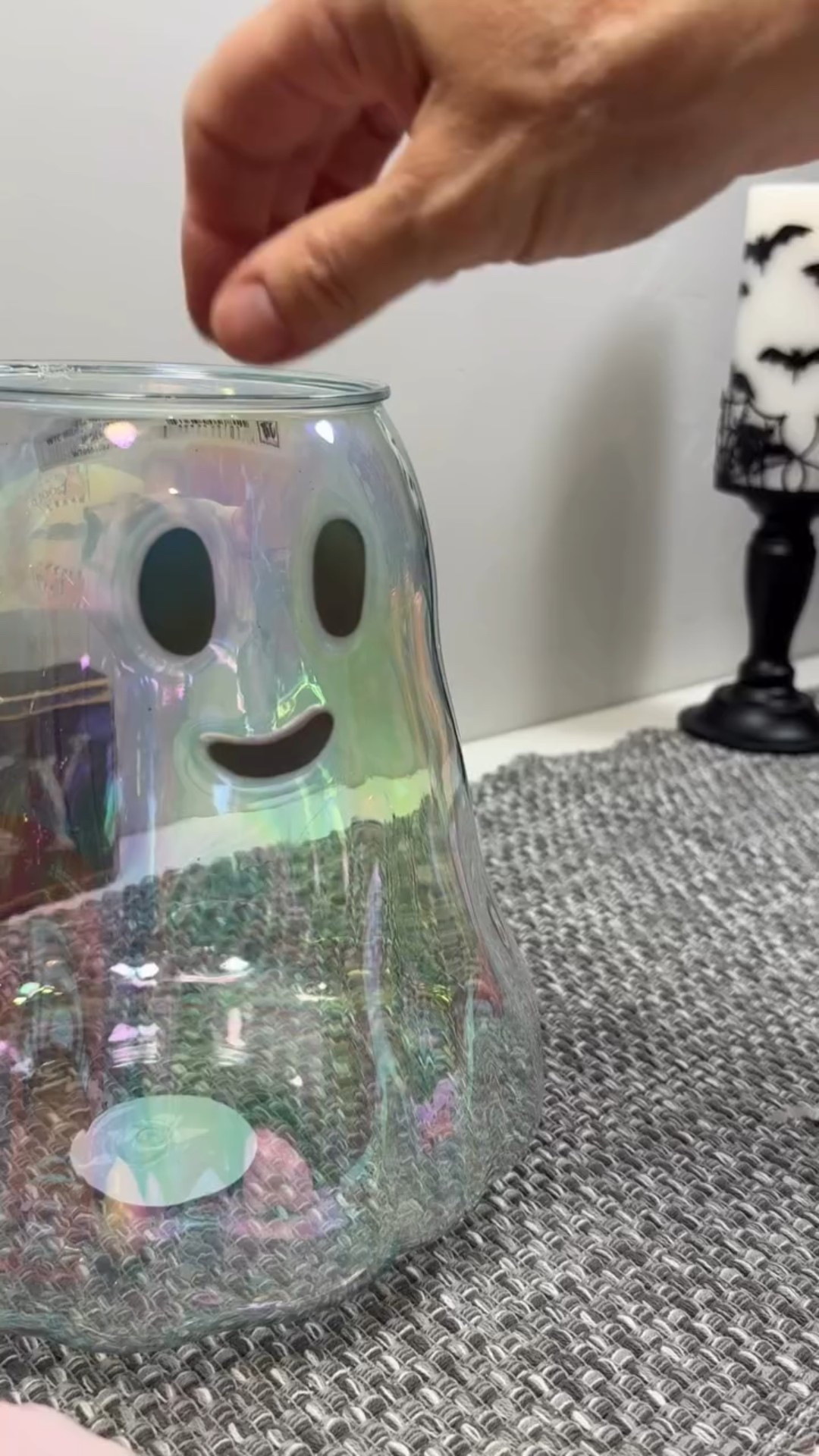 This cute ghost container and @thepolkadotpoodle’s  adorable pennant are perfect together! It’s a great quick and easy, but still thoughtful gift. I’m loving it! Halloween gifting still going strong! ⠀
⠀
#GiftyGirl #GiftyGirlOfficial #GiftIdeas #GiftInspo #SpookySeason #BooBucket #Booed #Bloom #HalloweenGifting #CuteAndSimpleGifts #ThoughtfulGifting