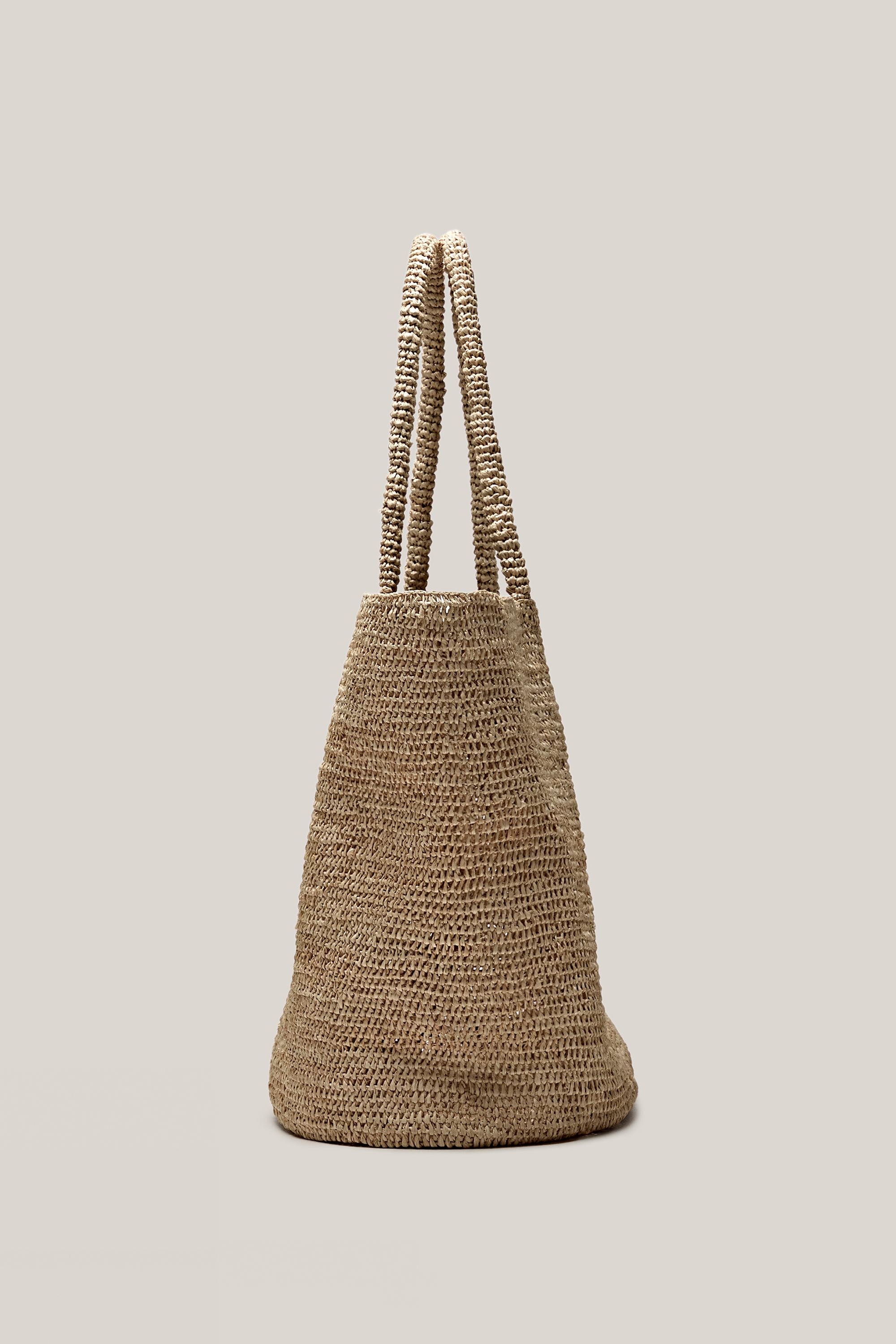 VIEW LOOK
100% Raffia maxi tote bag - LIMITED EDITION

 £249  Colour:  Beige  Add to basket | Massimo Dutti UK