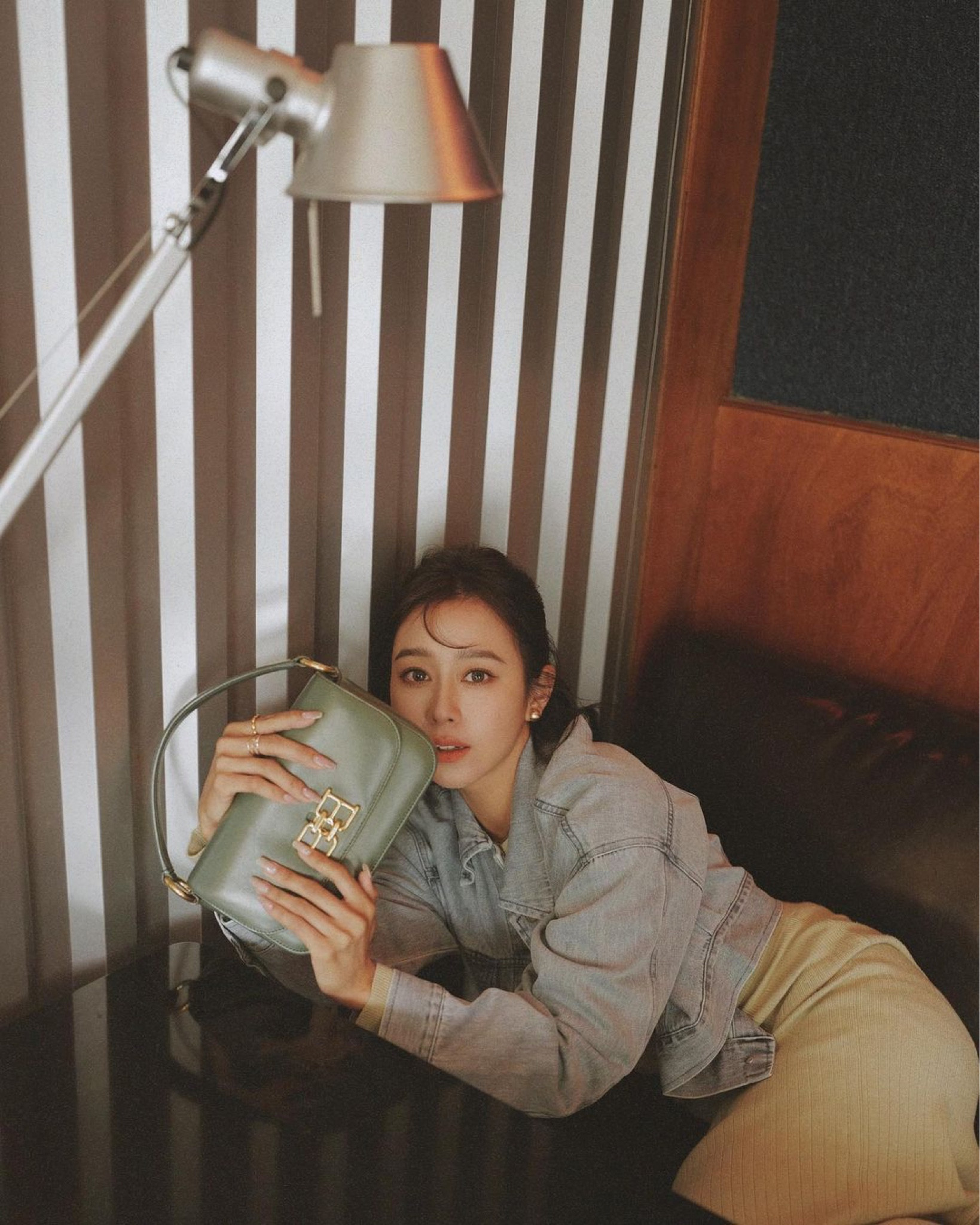 明天是情人節，大家有什麼打算嗎？
我跟我老公今年就打算在家裡吃火鍋
然後 一起窩在溫暖的被窩裡看看電視
最後抱著兒子一起入睡

雖然今年沒有燭光晚餐跟美酒
還加了一顆大電燈泡～
但是只要全家人在一起
就是一個溫馨又幸福的情人節了吧～
大情人跟小情人都在我身邊就很開心啦：）

我一見鍾情的情人節禮物🫶🏻
是早春限定色的 B-CHAIN
優雅獨特的鼠尾草綠色
有種復古底片機獨有的莫蘭迪色調
帶給我的感覺就像是即將到來的春天微風☺️
好喜歡今天的搭配
#LTKtaiwan #LTKasia

#LTKstyletip #LTKitbag