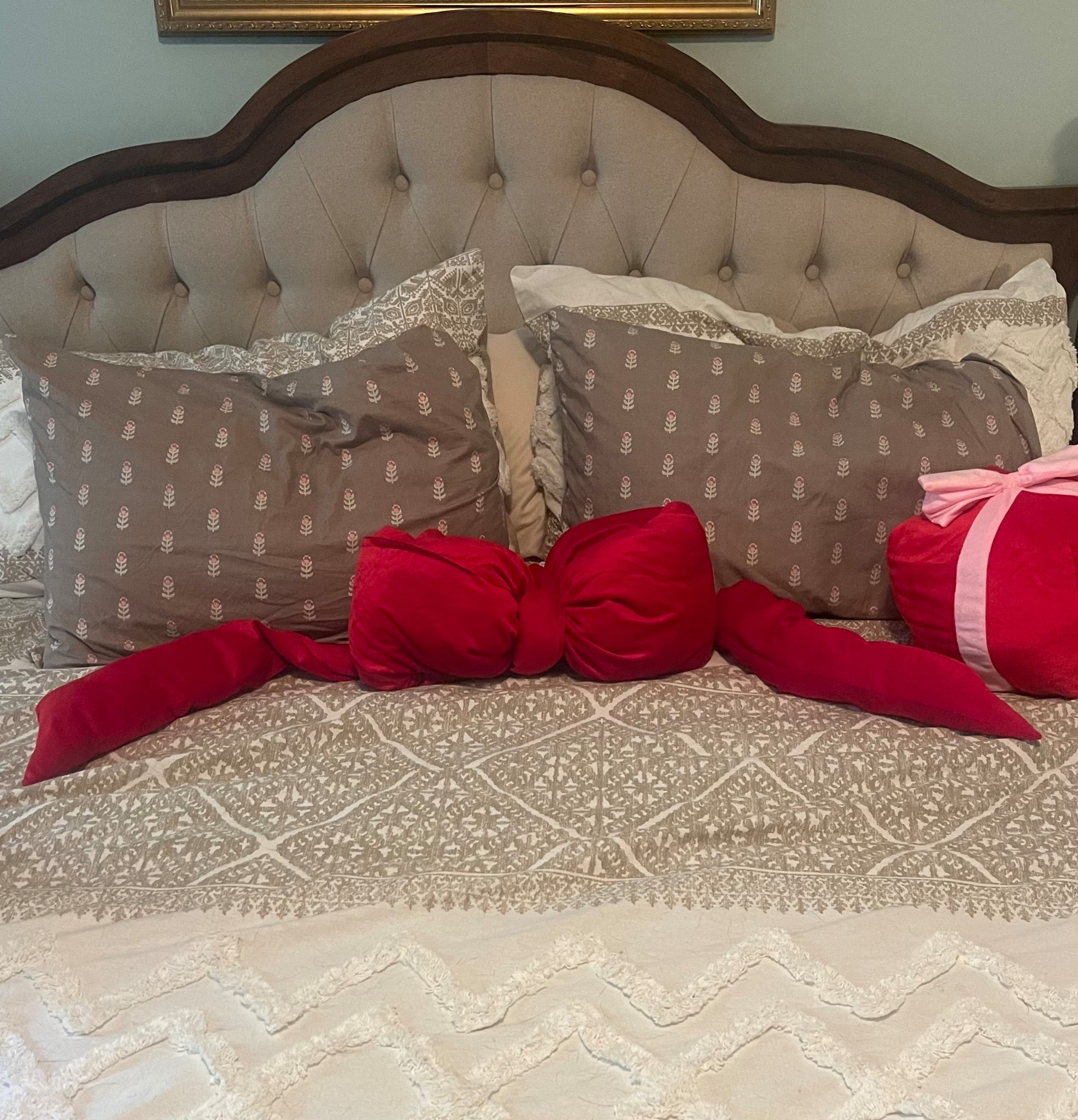 Cozy meets Christmas chic! 🎄 This festive bedding look is giving holiday bedroom goals with layers of soft neutrals and pops of red velvet. I added the Amyhill Long Christmas Velvet Bow Pillow from Amazon for that classic holiday touch and paired it with the Shiraleah Stripe Gift Box Pillow for a playful, wrapped-present moment. 🎁

The Beautiful by Drew Barrymore Signature Floral 4-Piece Bedding Set from Walmart and Inkivy Mila Chenille Duvet Cover Set from Macy’s add warmth and texture that feel winter-ready but neutral enough for year-round use.

🛏️ Products linked:
	•	Amyhill red velvet Christmas bow pillow
	•	Shiraleah gift box pillow
	•	Beautiful by Drew Barrymore bedding set
	•	Inkivy Mila chenille duvet set
	•	Millikan upholstered bed from Wayfair

: holiday bedroom decor, Christmas bedding ideas, red velvet bow pillow, Shiraleah gift box pillow, festive bedroom styling, cozy holiday home, neutral winter bedding, Walmart bedding finds, Amazon home Christmas decor, grandmillennial Christmas bedroom ❤️✨

#LTKFindsUnder50 #LTKHome #LTKHoliday

#LTKFindsUnder50 #LTKHome #LTKHoliday