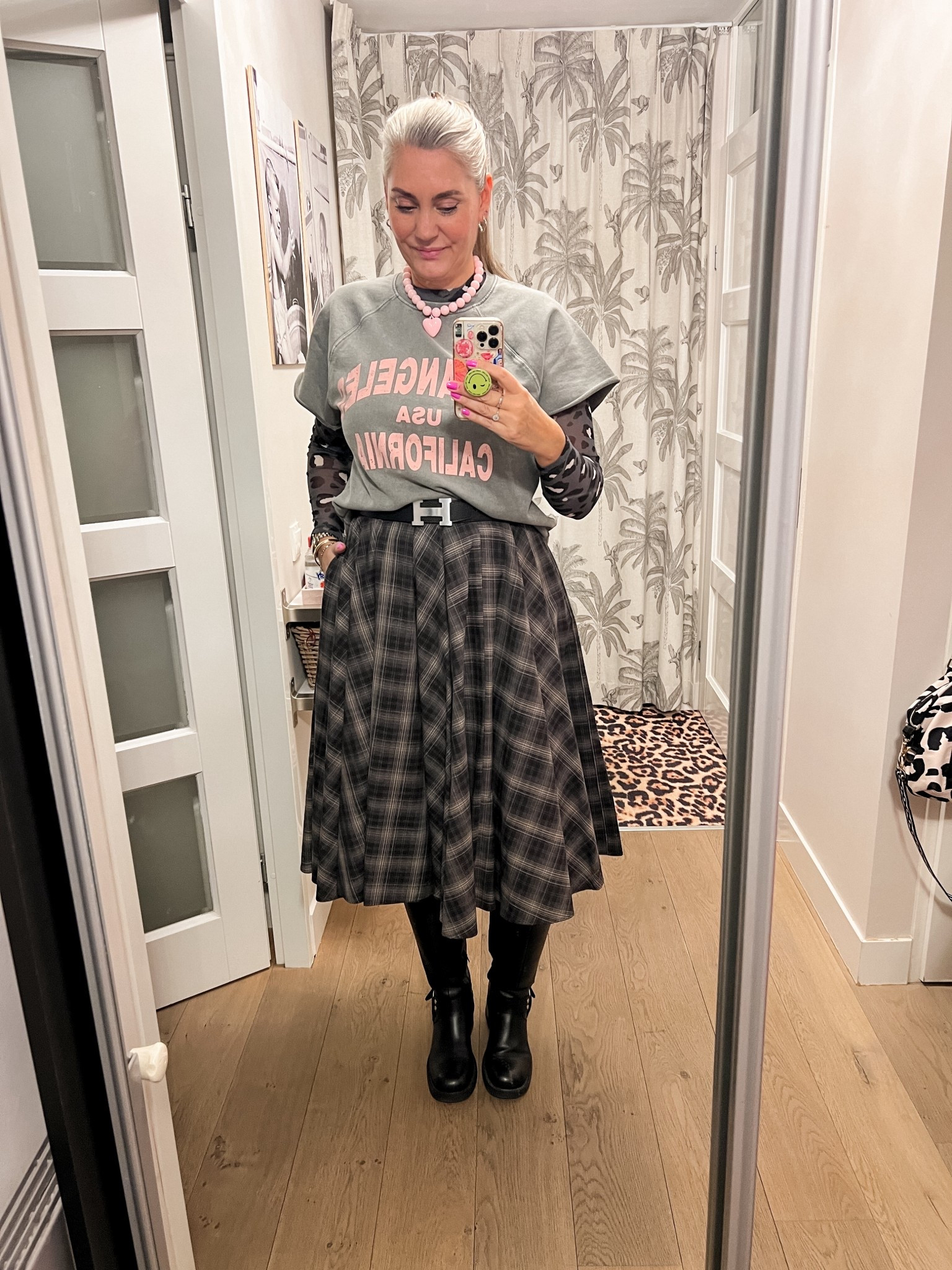 OOTD - Dinsdag. Grijze mesh top met luipaard print (oud, HEMA), grijze sporty top (Zara, ss25), geruite cirkelrok (H&M, 42), roze ketting en zwarte biker boots (oud). 



#LTKnederlands #LTKeurope #LTKwinter