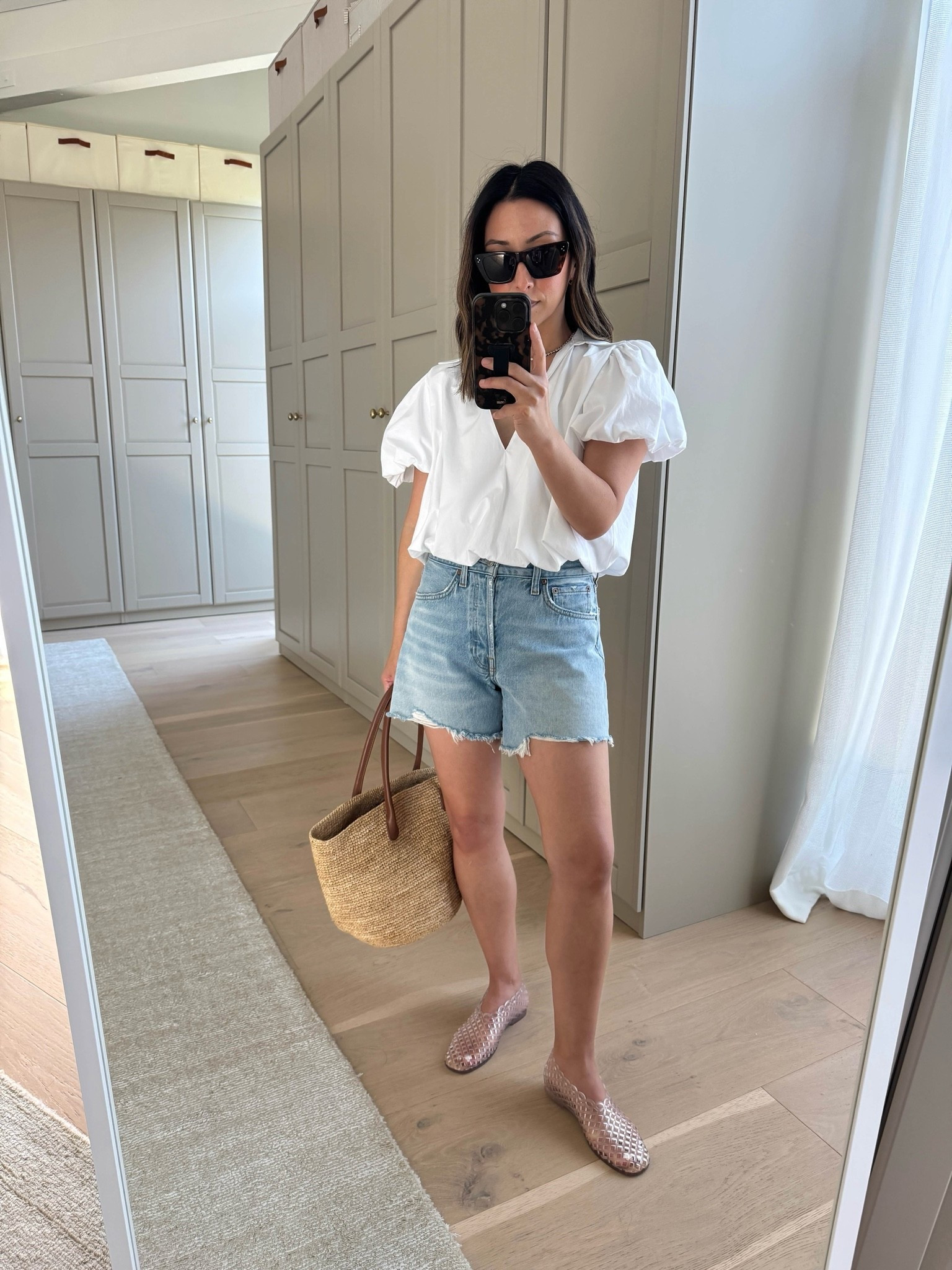 One of my go-to outfit formulas in the summer - cute white top with my Agolde Parker shorts. Works every time! 

Zara top xs
Agolde Parker shorts 25 - size up!
Steve Madden jellies 5
Aritzia tote - sold out
Dorsey James necklace 15”
Electric Picks earrings 
Celine sunglasses

summer outfits, summer style, petite style

#LTKmomlife #LTKootd #LTKPetite